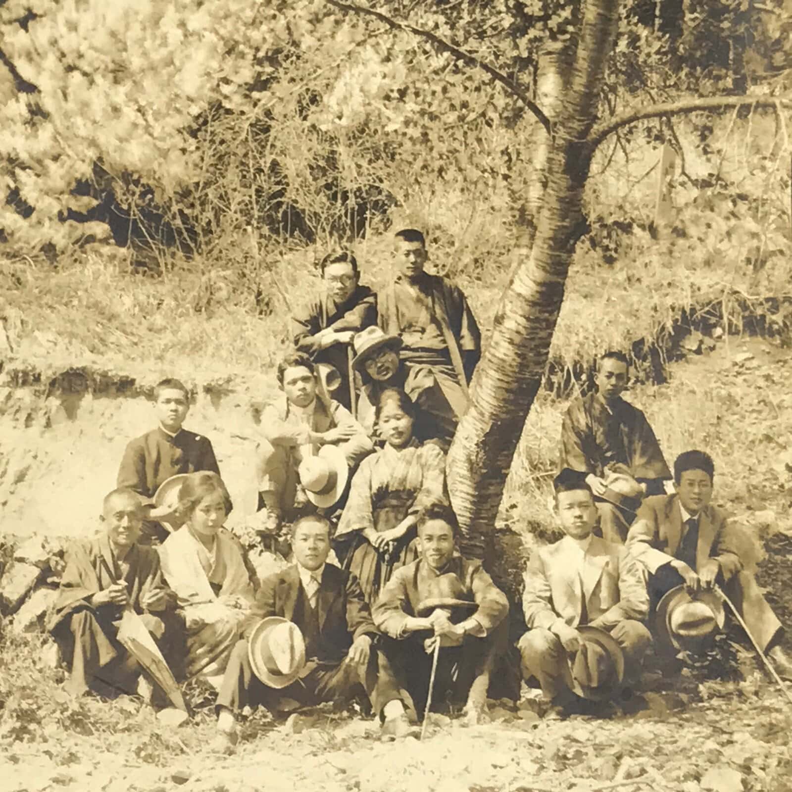 Antique Japanese Taisho Era Group Travel Portrait Photograph Kimono Sepia PH51