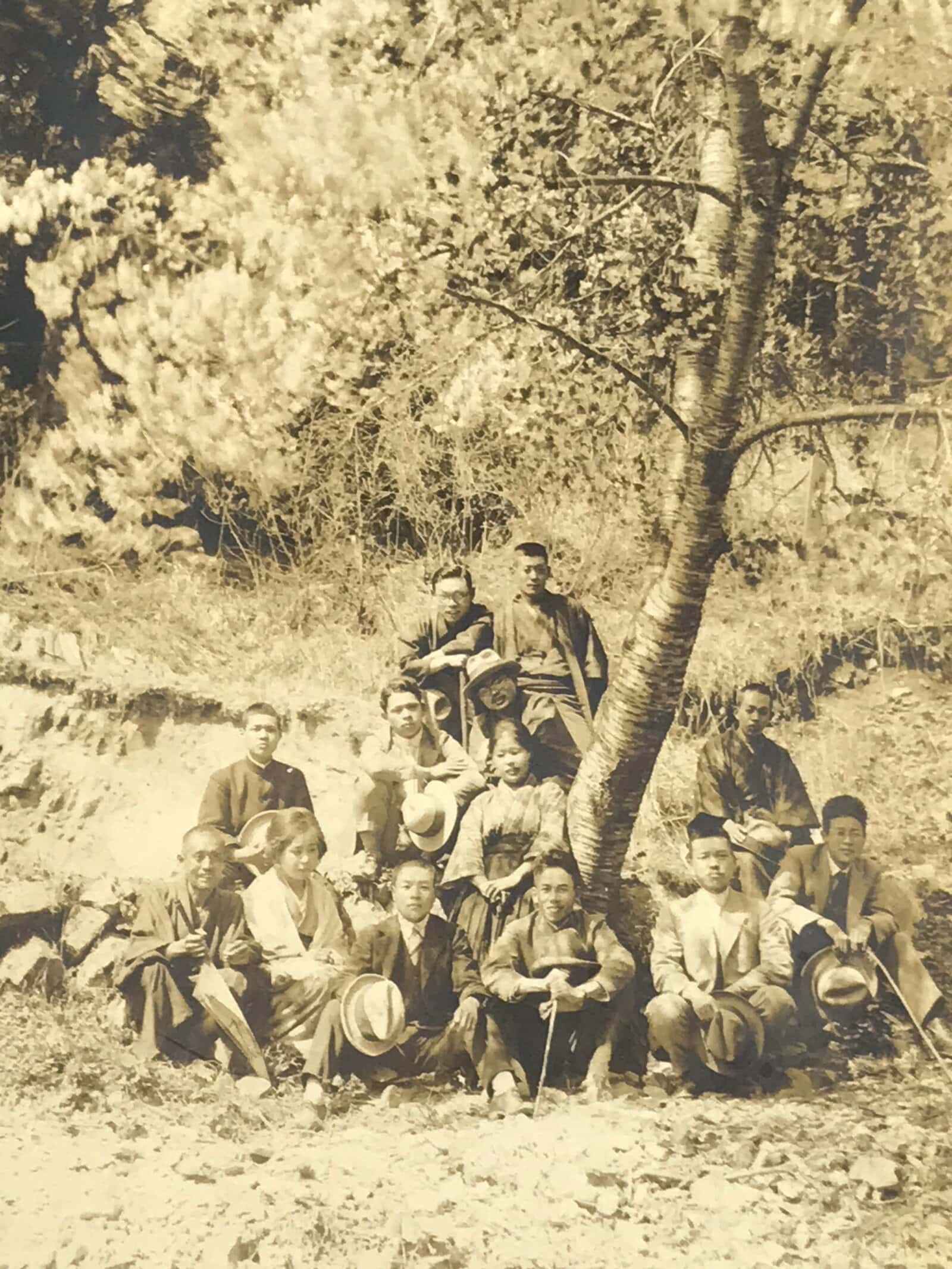 Antique Japanese Taisho Era Group Travel Portrait Photograph Kimono Sepia PH51
