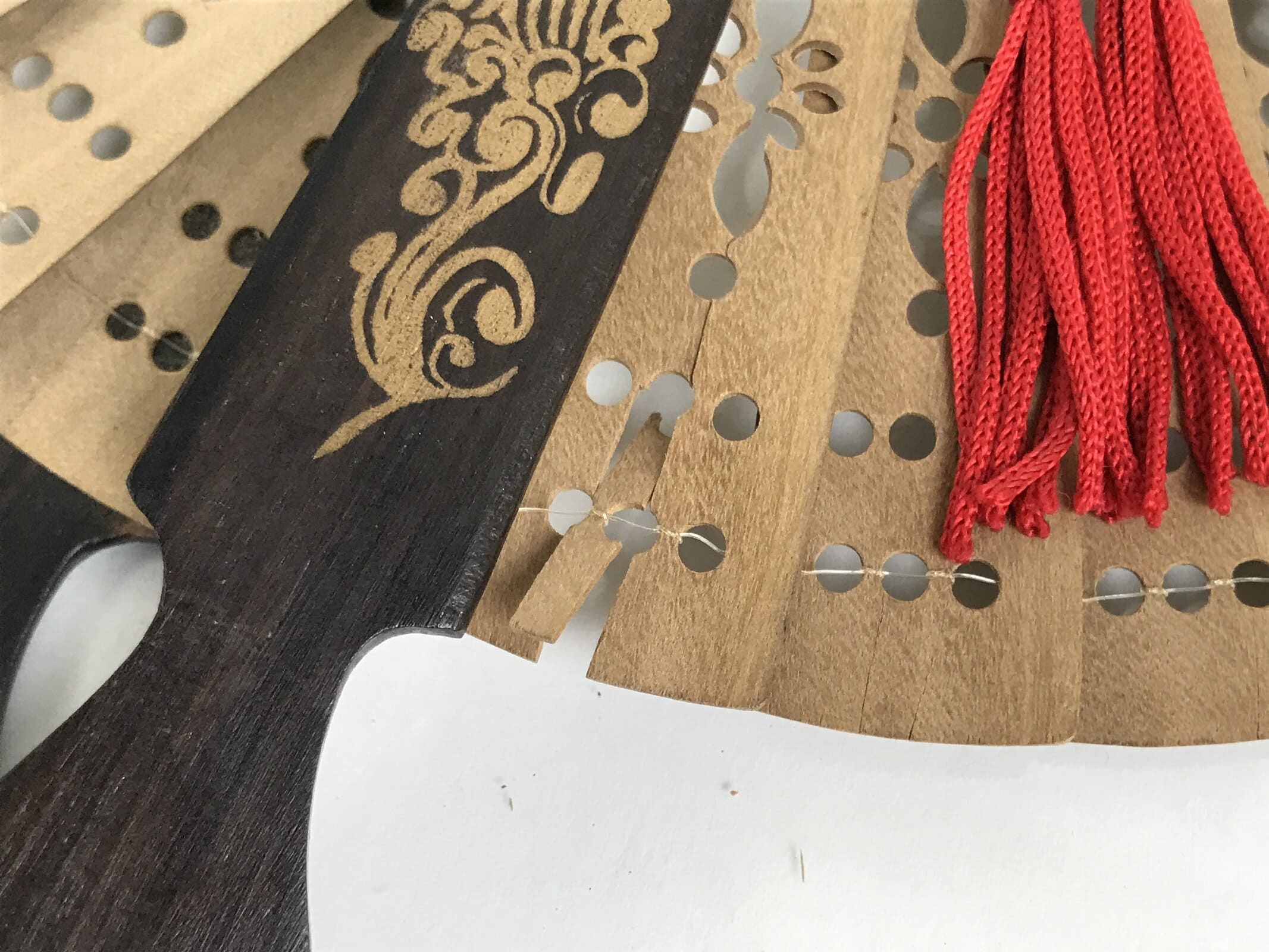 Chinese Carved Round Sandalwood Folding Fan Sensu Floral Pattern Red Tassel 5D23