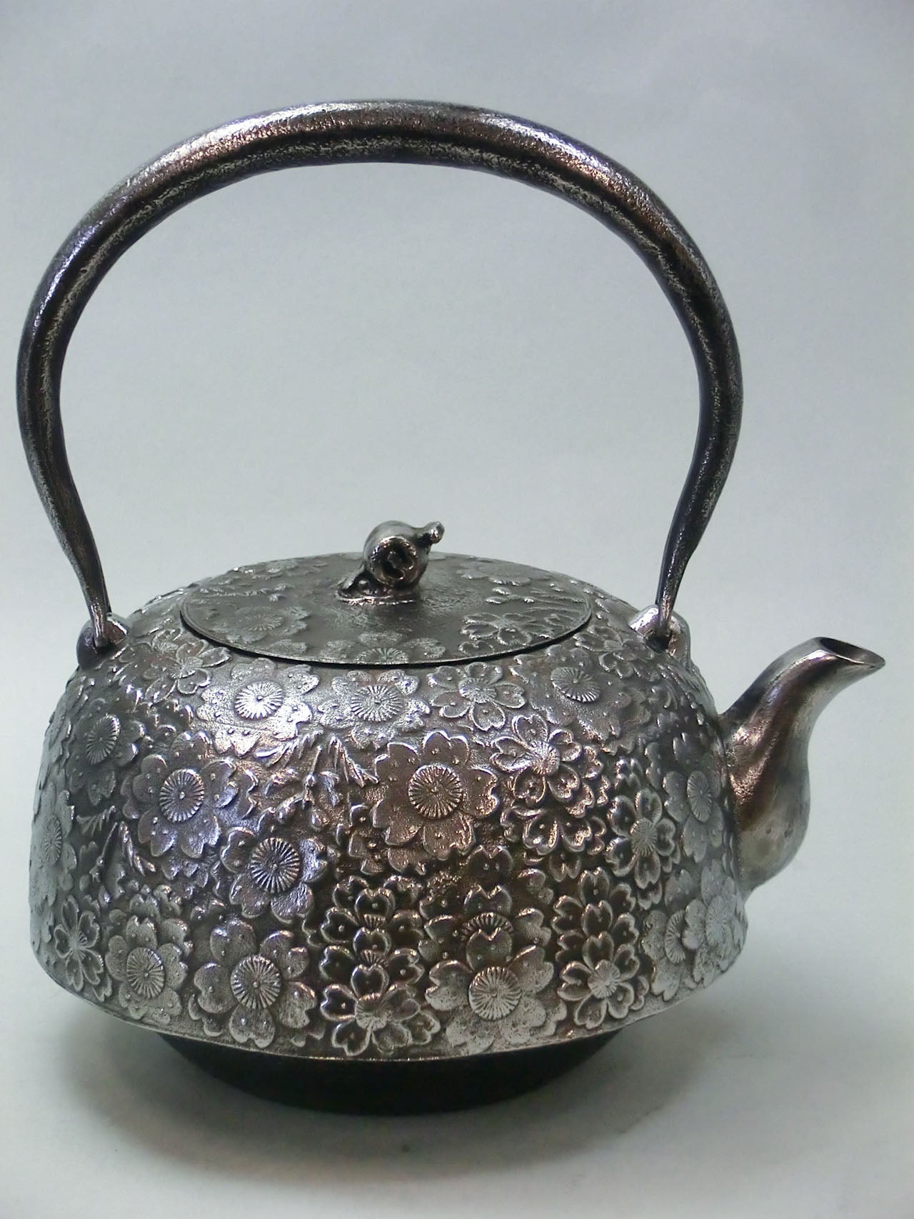 Iron kettle, Iron sand, Flat shape, Nanbu cherry blossom, 1.4L - Kousei Oikawa,