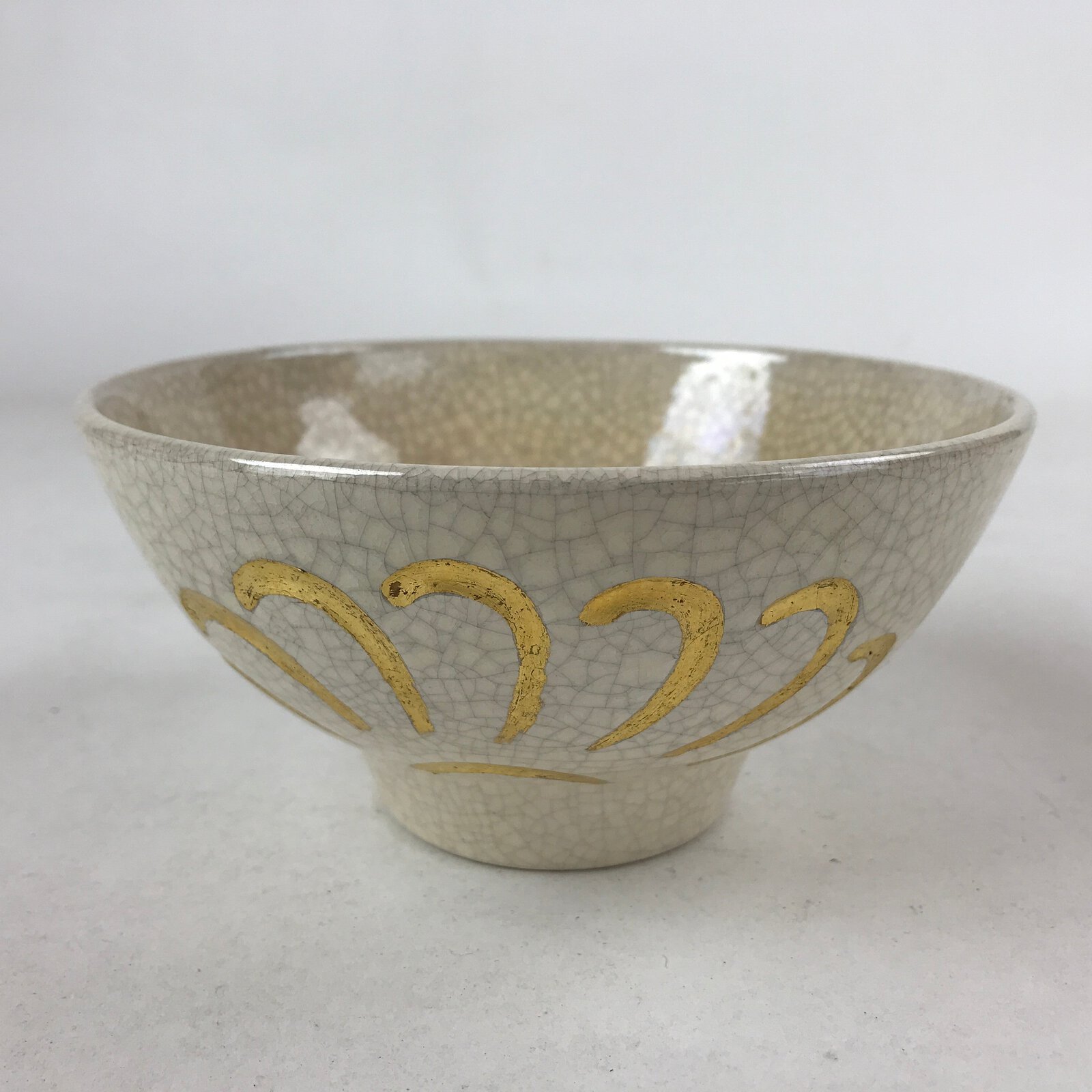 Japanese Ceramic Green Tea Ceremony Bowl White Gold Crackle Glaze Chawan CHB21