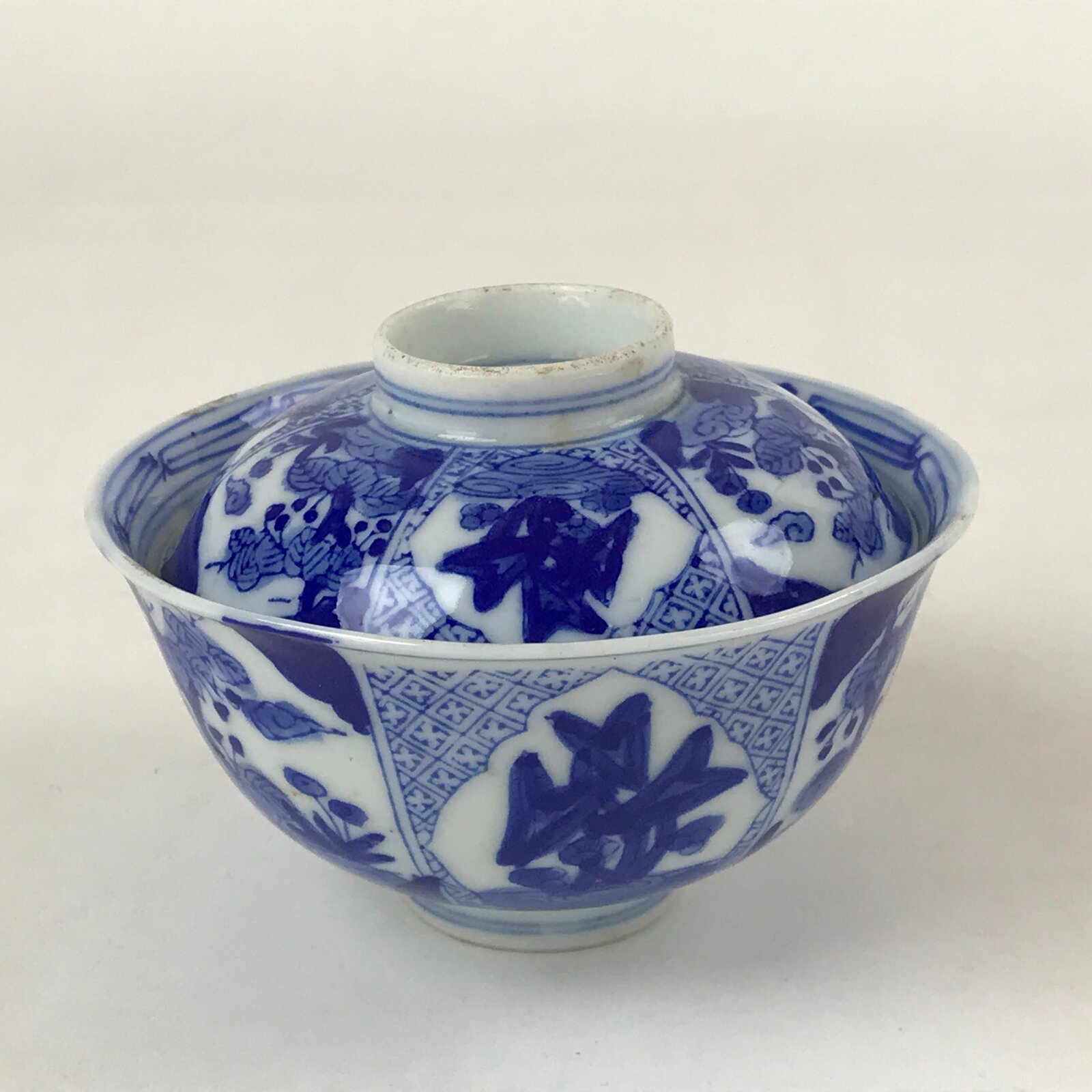 Japanese Ceramic Sometsuke Lidded Bowl Owan Vtg Pottery White Blue Floral PY582