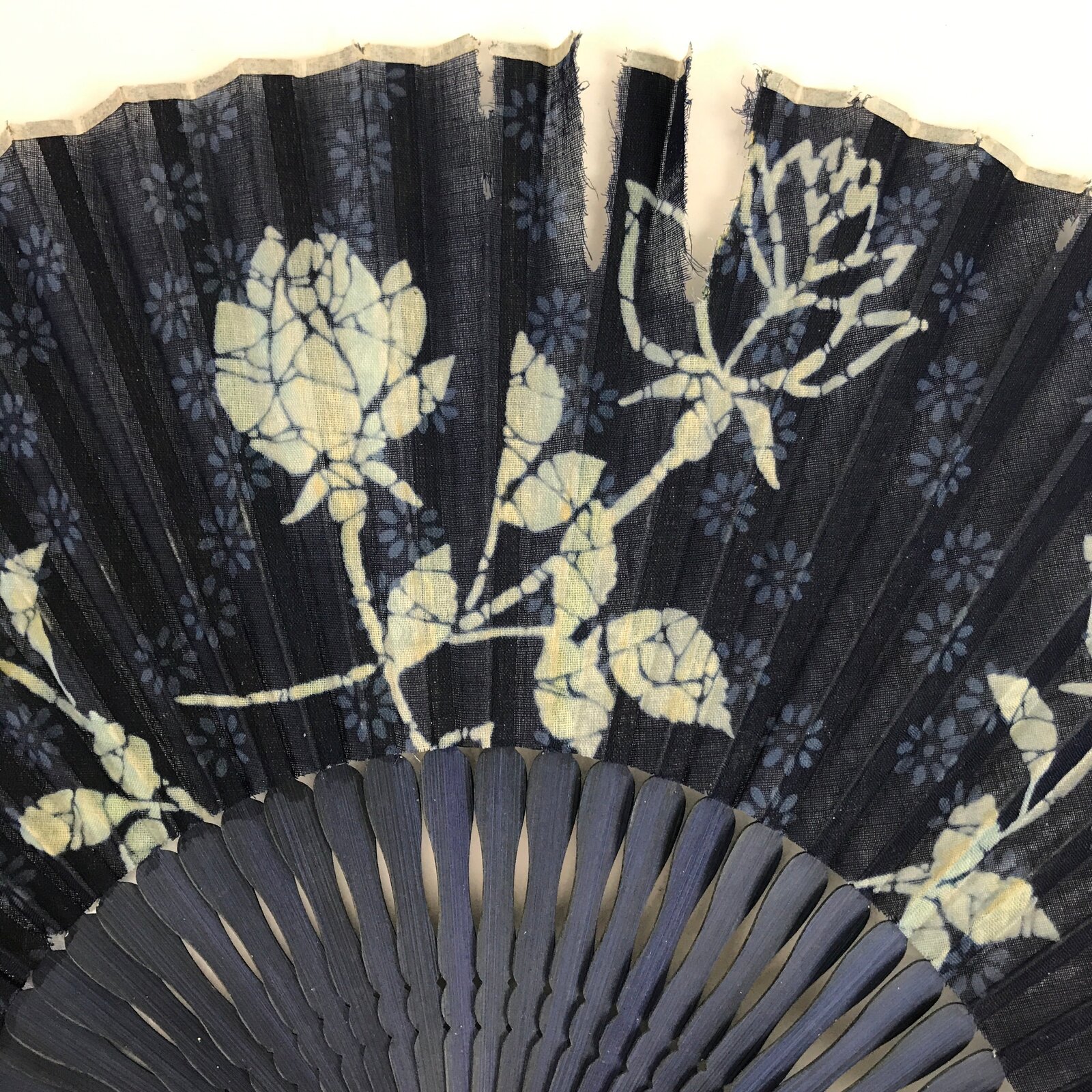 Japanese Fabric Folding Fan Sensu Bamboo Frame Blue White Roses Flowers 4D813