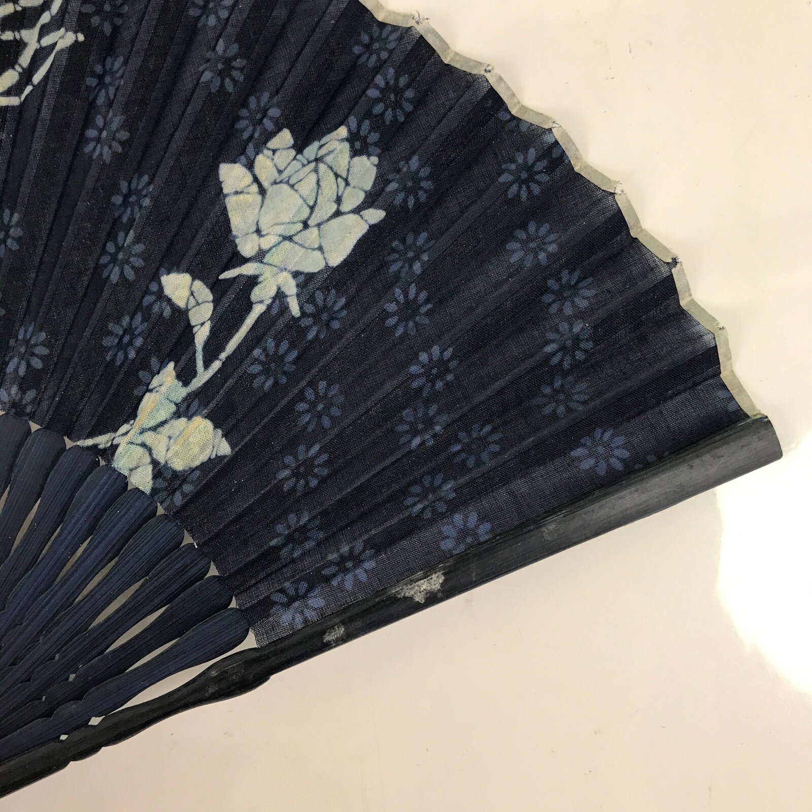Japanese Fabric Folding Fan Sensu Bamboo Frame Blue White Roses Flowers 4D813