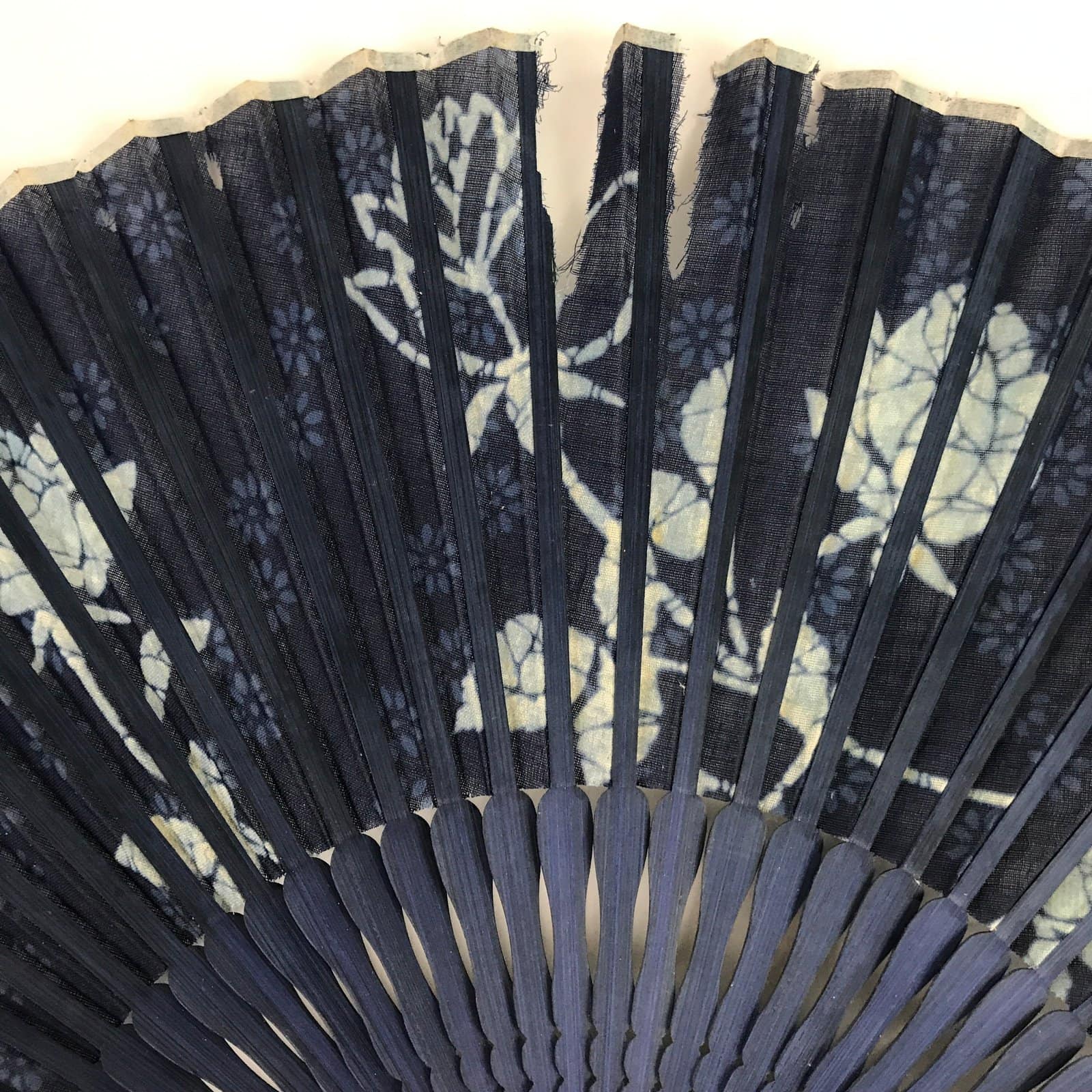 Japanese Fabric Folding Fan Sensu Bamboo Frame Blue White Roses Flowers 4D813