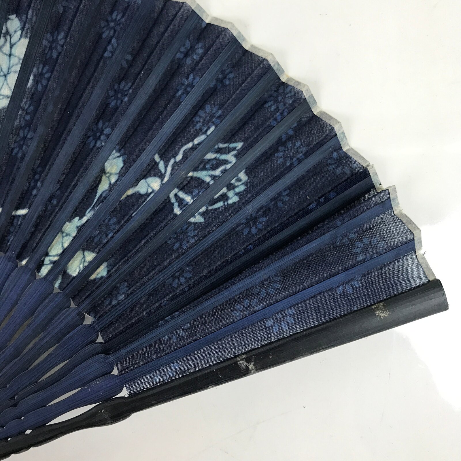 Japanese Fabric Folding Fan Sensu Bamboo Frame Blue White Roses Flowers 4D813