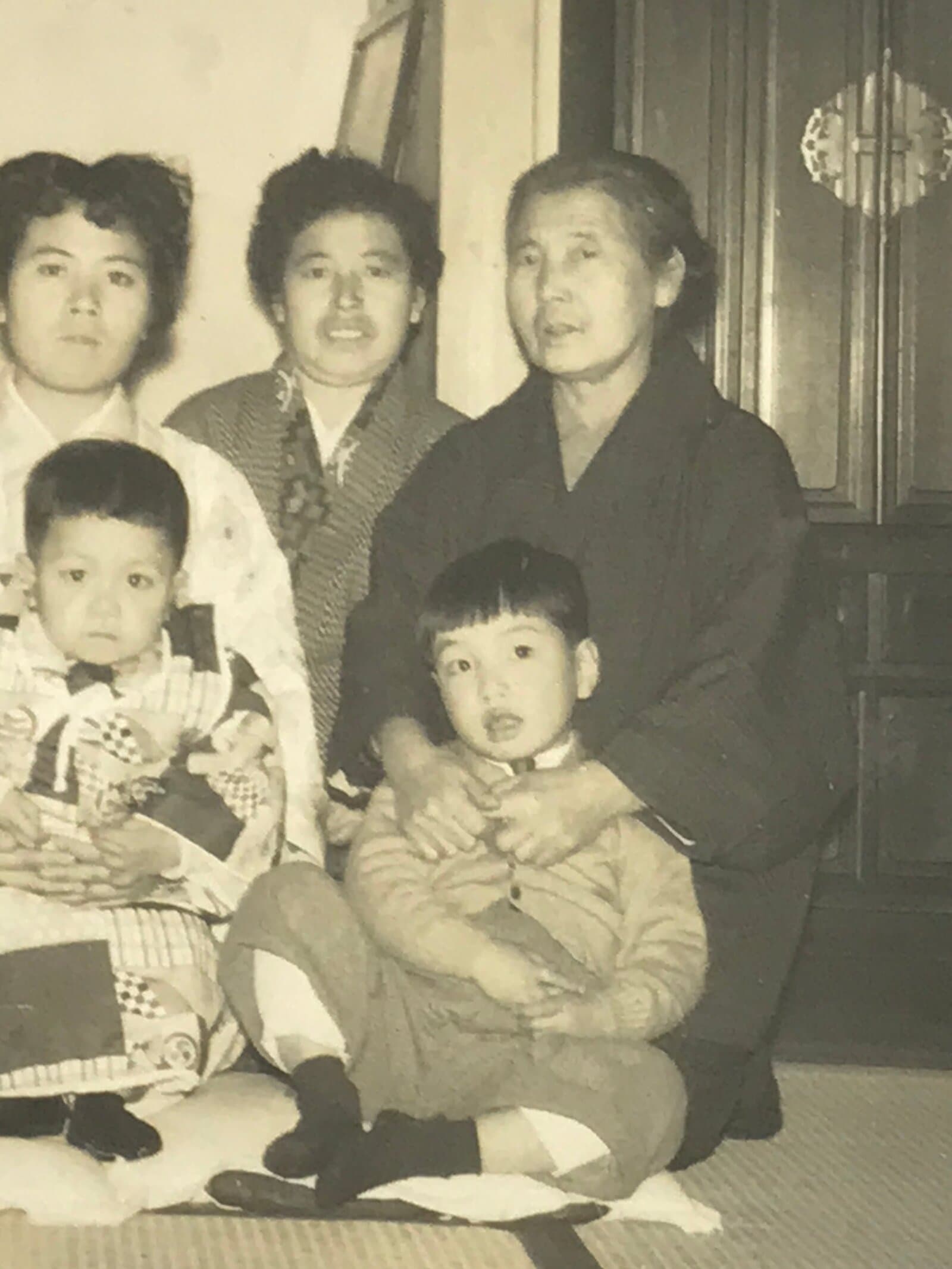 Japanese Family Photograph Vtg Children Kimono New Years Day Black White PH180