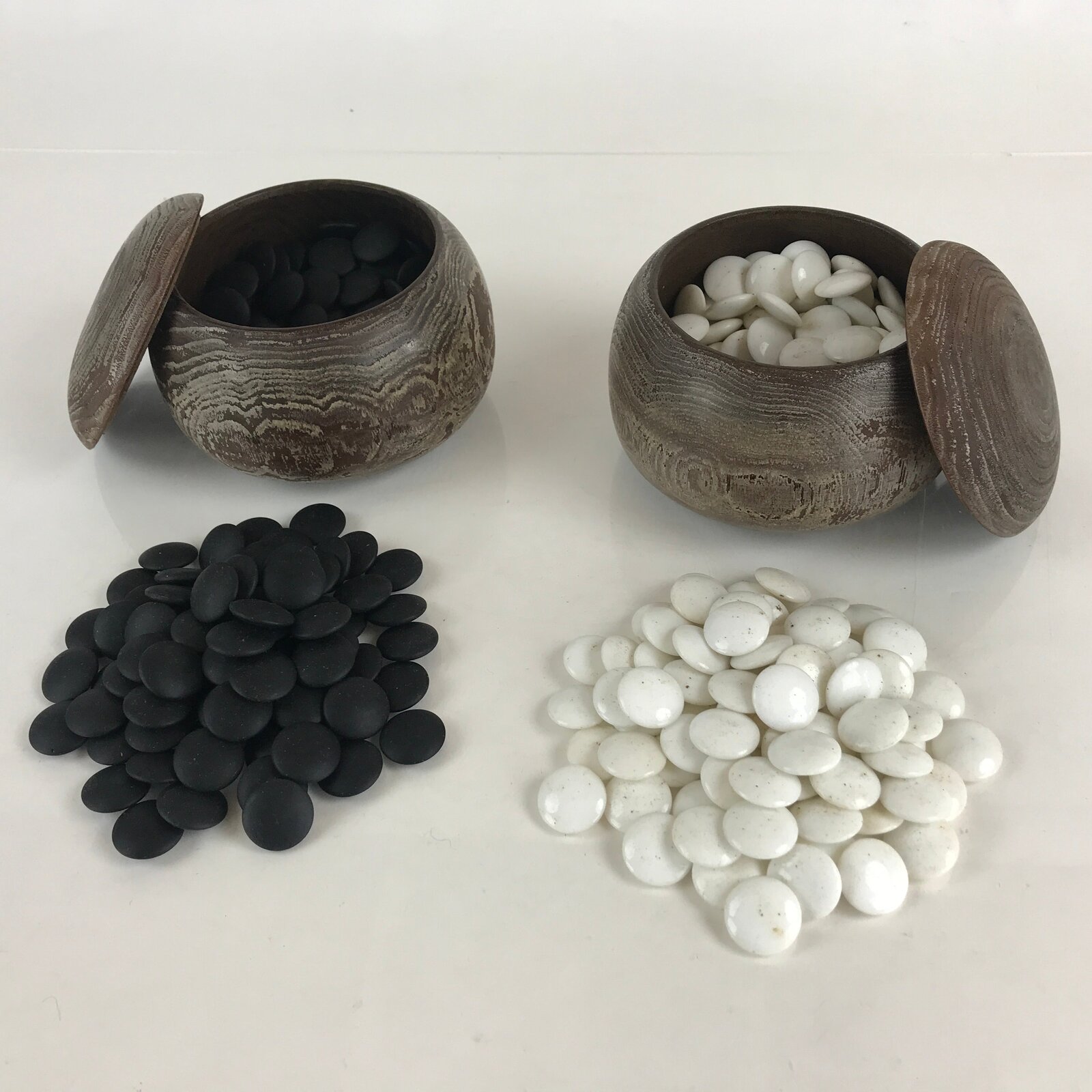 Japanese Go Stone Goishi Game Piece Complete Set Vtg Brown Wood Bowl GO81