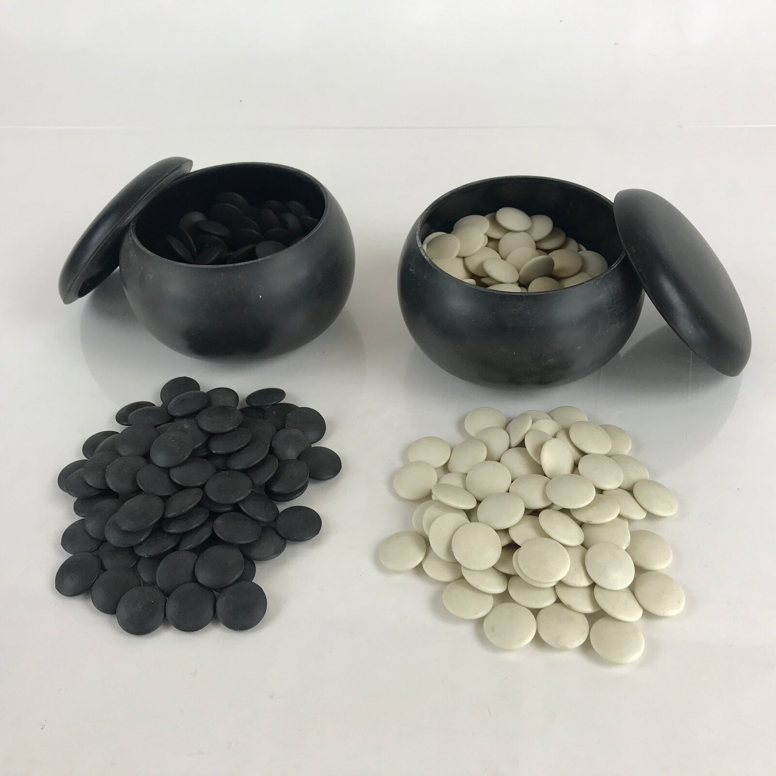 Japanese Go Stone Goishi Game Piece Complete Set Vtg Plastic Black Bowl GO80