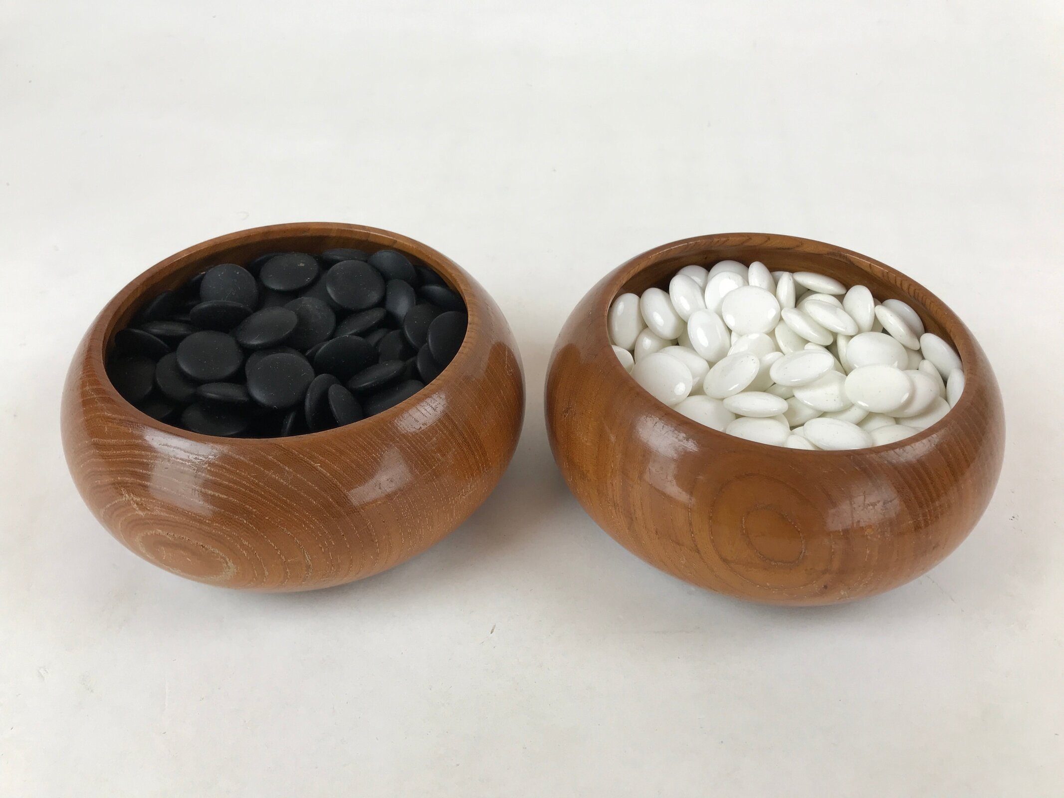 Japanese Go Stone Goishi Game Pieces Vtg Igo Brown Wooden Bowls Glass GO88