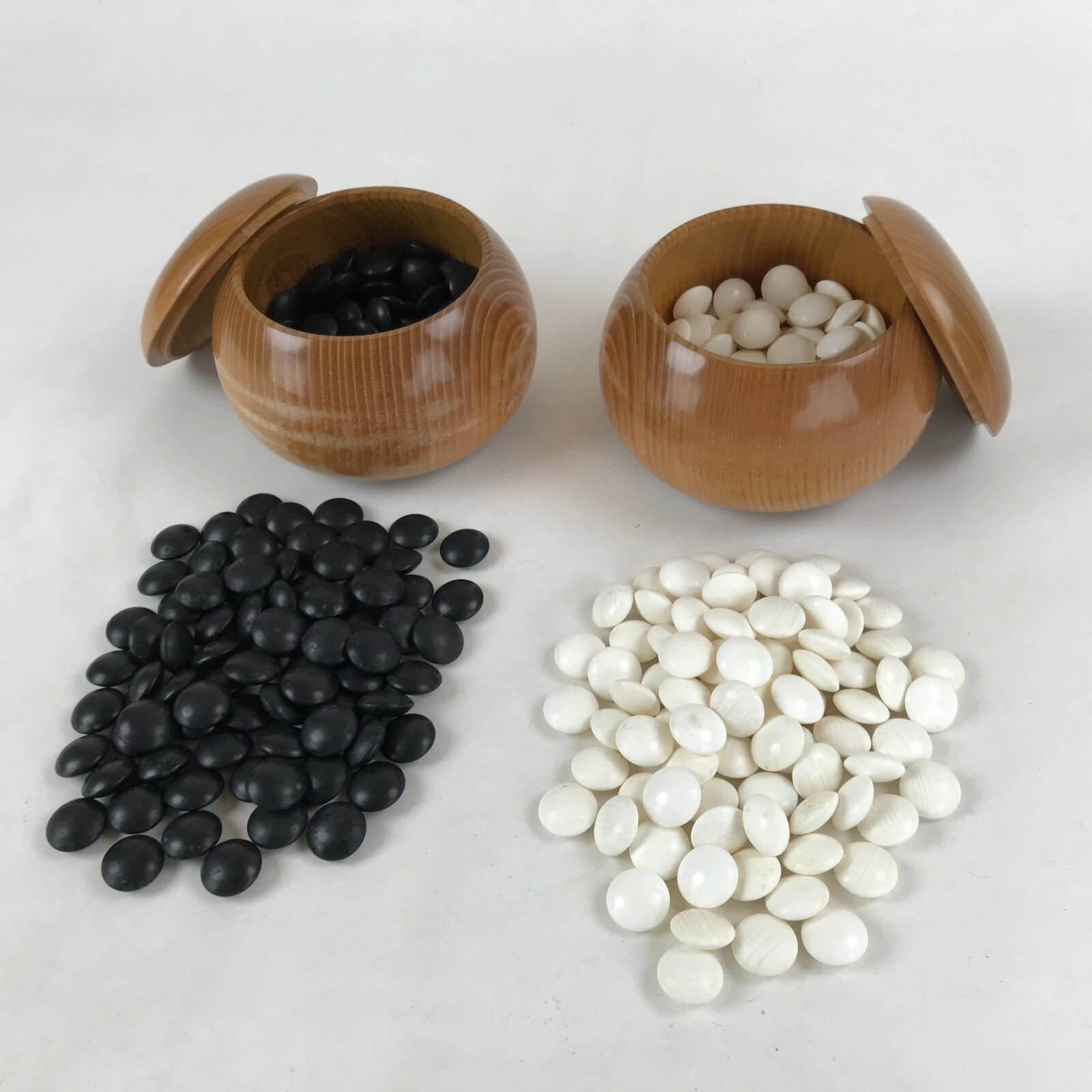 Japanese Go Stone Goishi Game Pieces Vtg Igo Brown Wooden Bowls Glass GO89