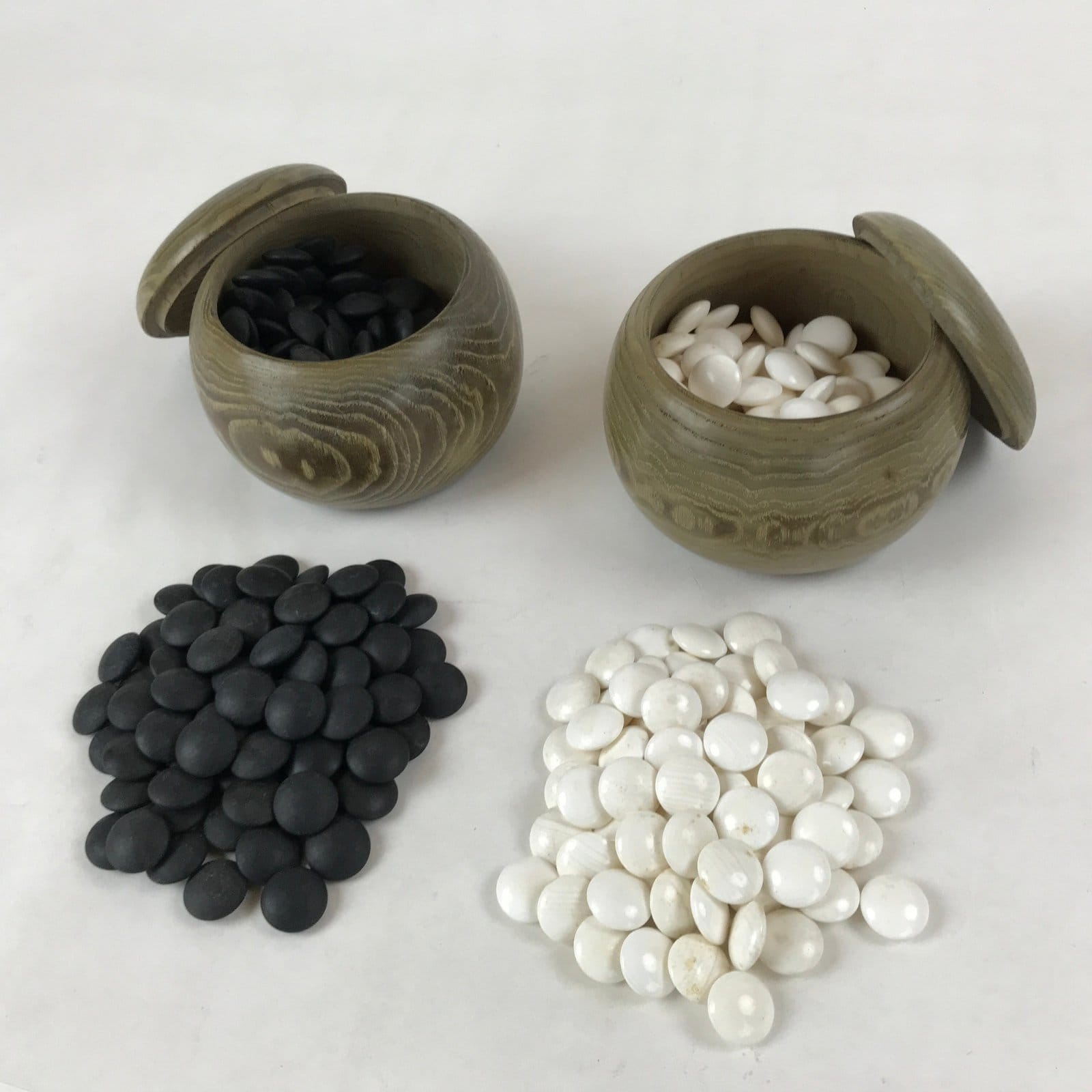 Japanese Go Stone Goishi Game Pieces Vtg Igo Brown Wooden Bowls Shell GO87