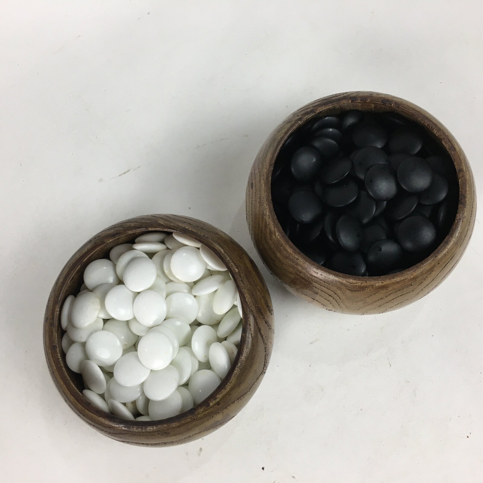 Japanese Go Stone Vtg Goishi Game Piece Set Brown Bowl Black White GO66