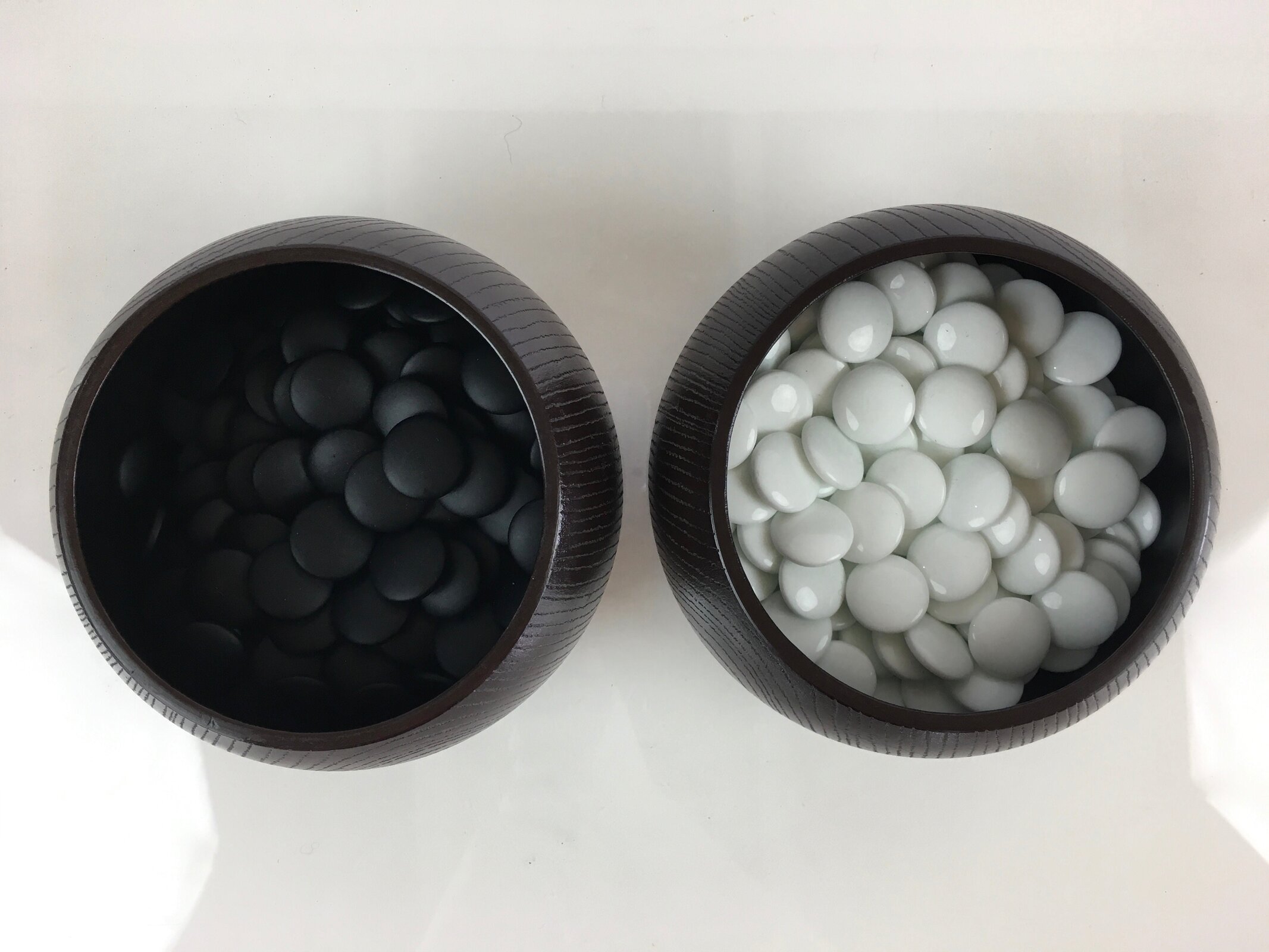 Japanese Go Stone Vtg Goishi Game Piece Set Dark Brown Bowl Black White GO71