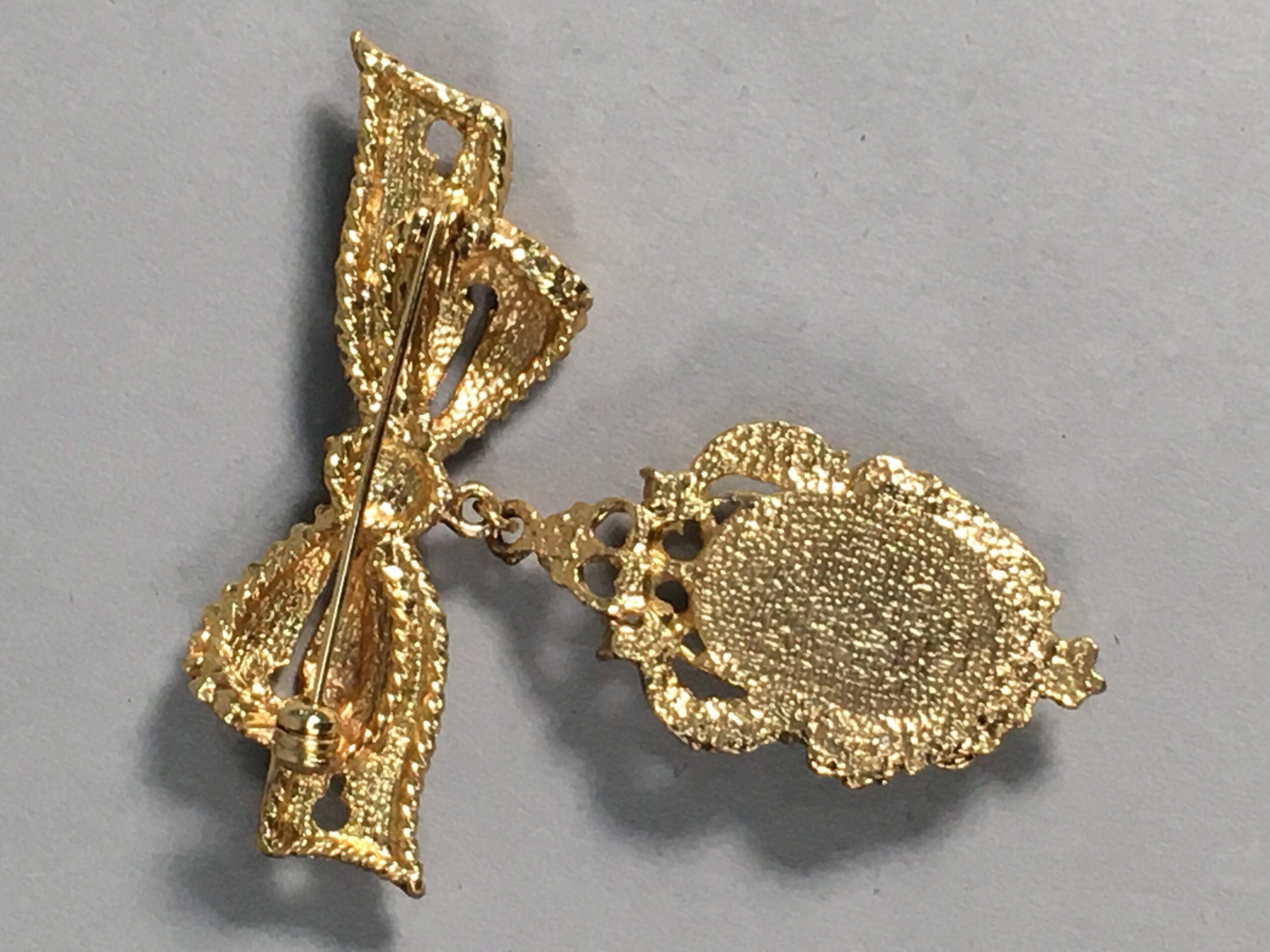 Japanese Green Opal Oval Glass Brooch Metal Ribbon Vtg Bijou Pin Gold JK41