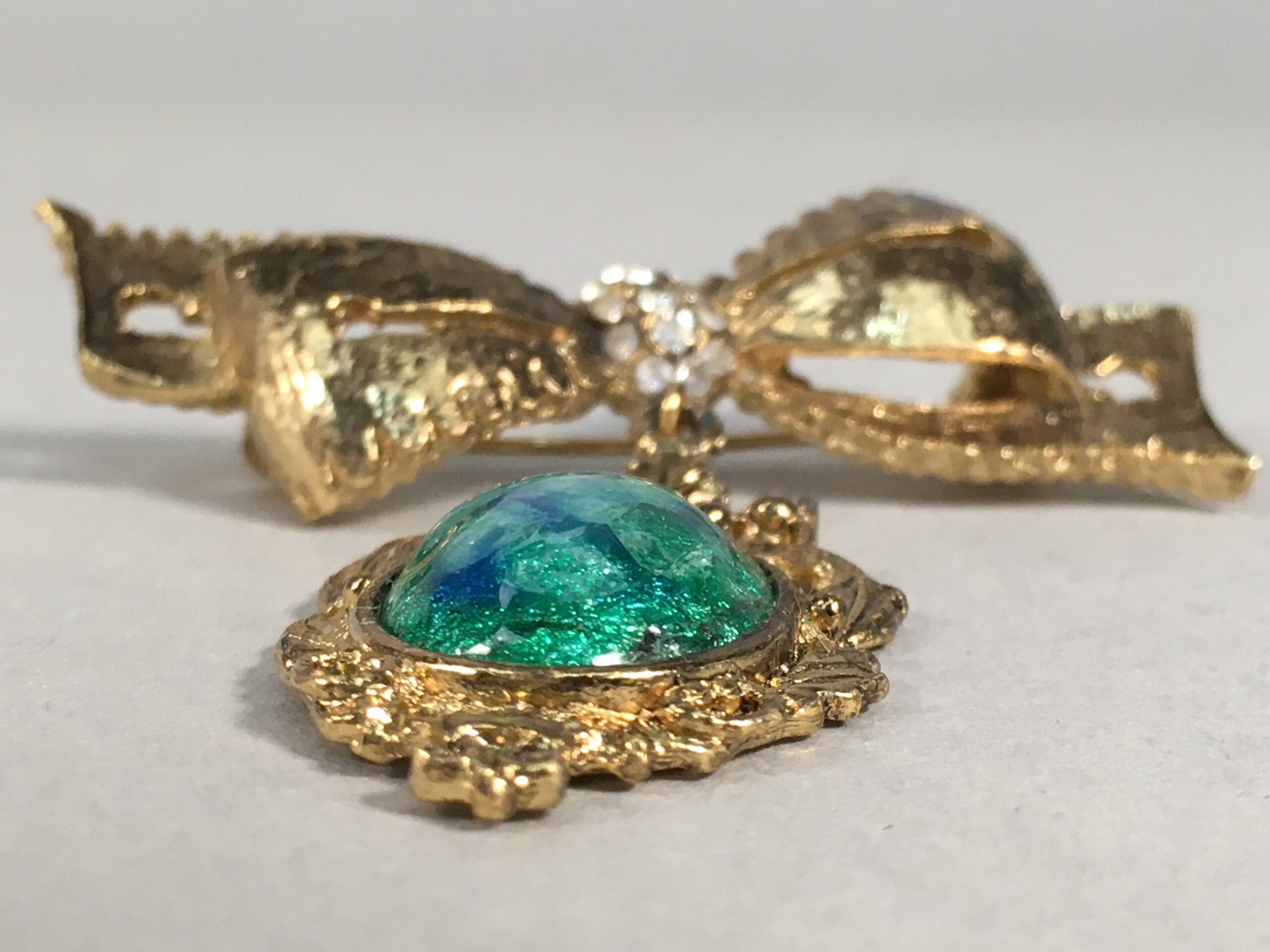 Japanese Green Opal Oval Glass Brooch Metal Ribbon Vtg Bijou Pin Gold JK41