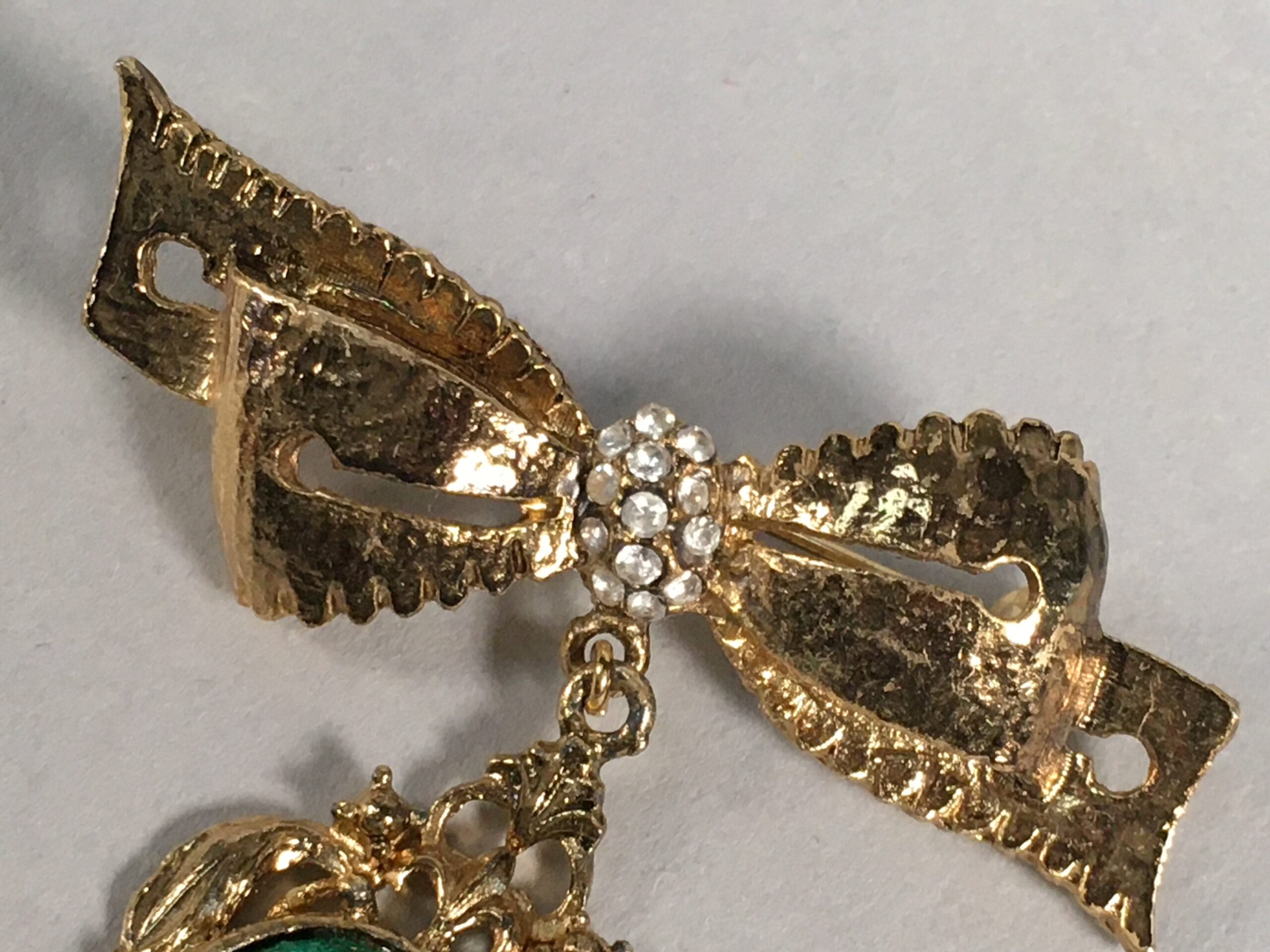 Japanese Green Opal Oval Glass Brooch Metal Ribbon Vtg Bijou Pin Gold JK41