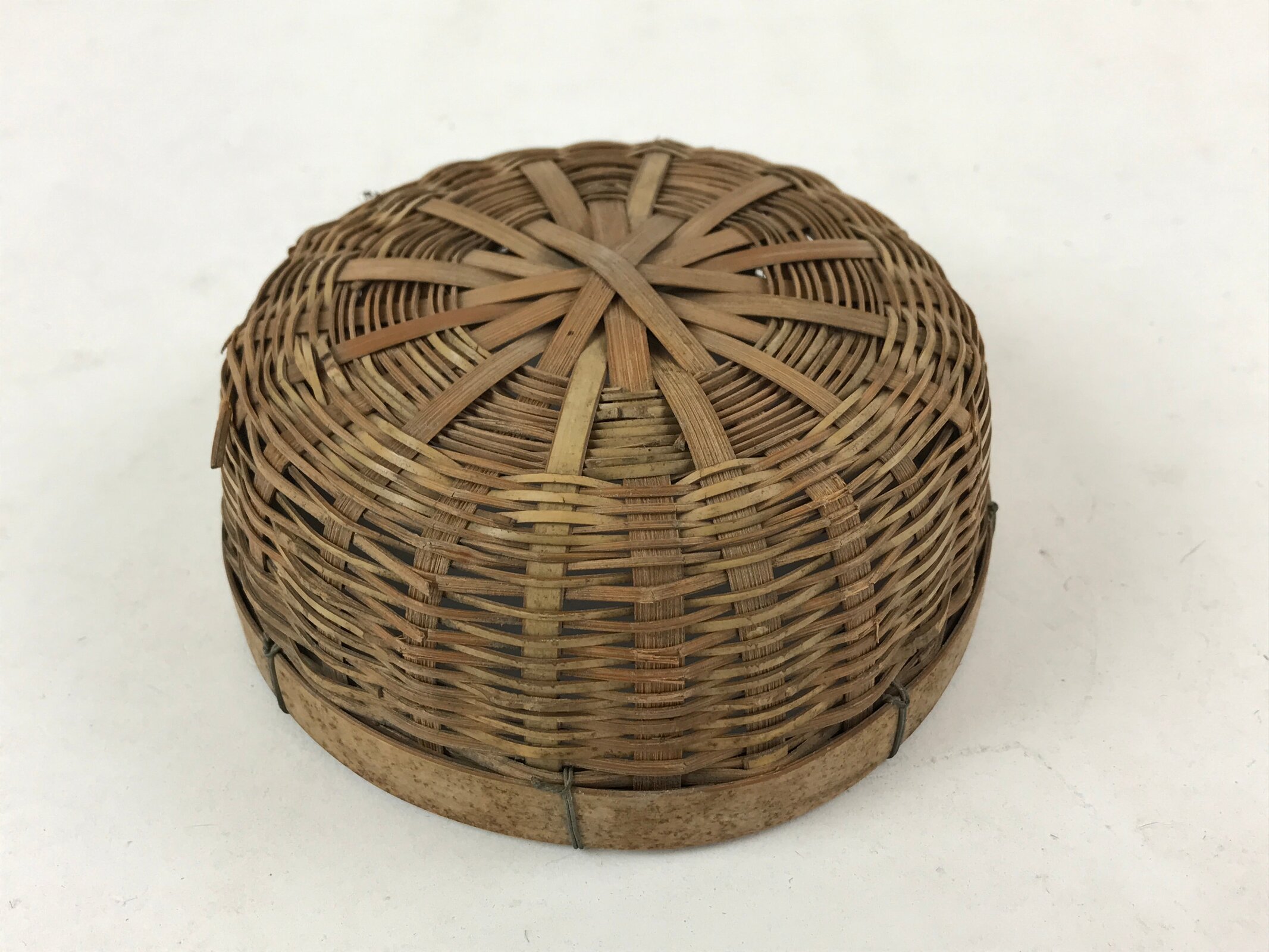 Japanese Handwoven Bamboo Fishing Basket Vtg Kago Tsurikago Brown Lid B229