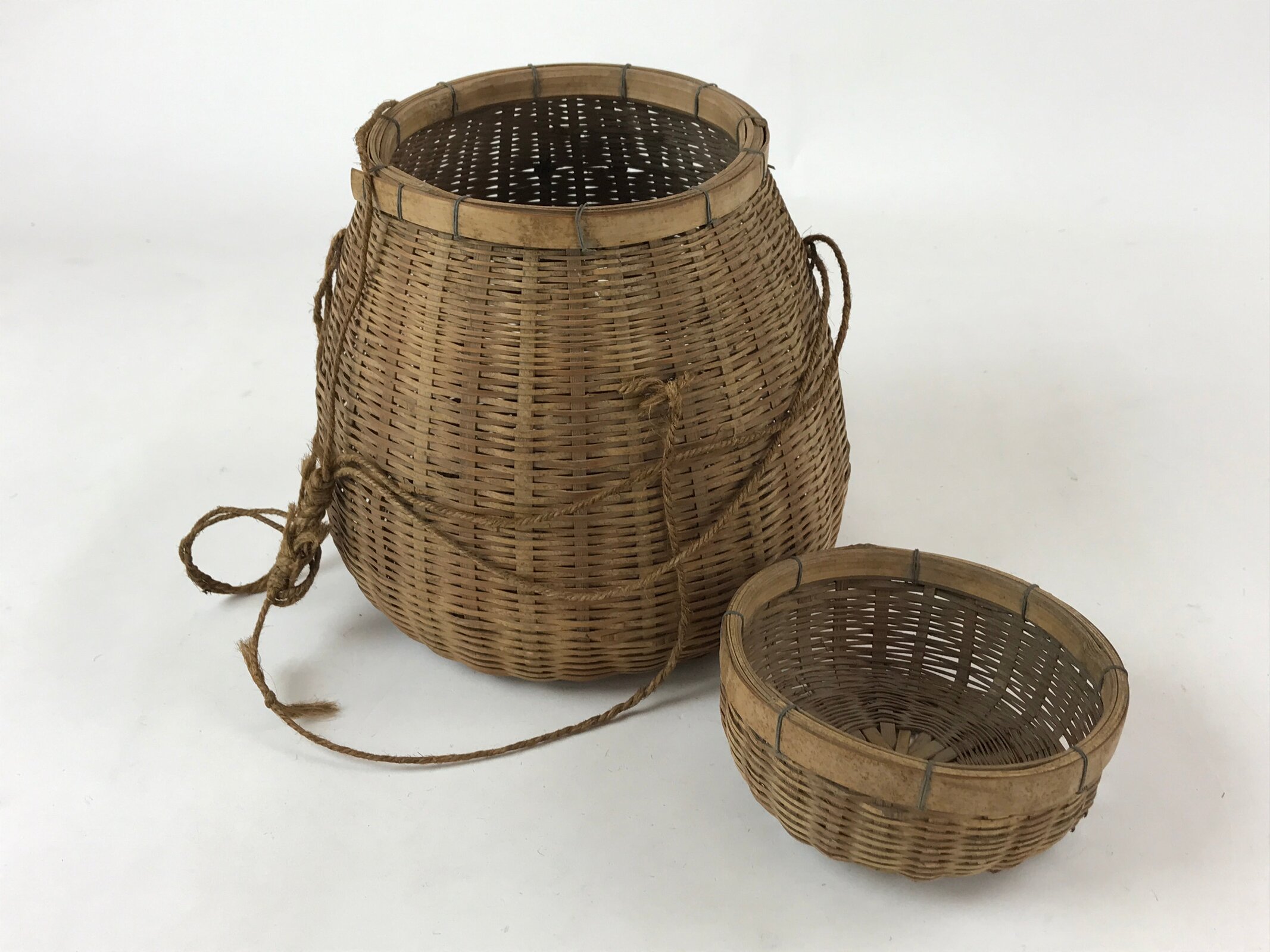 Japanese Handwoven Bamboo Fishing Basket Vtg Kago Tsurikago Brown Lid B229