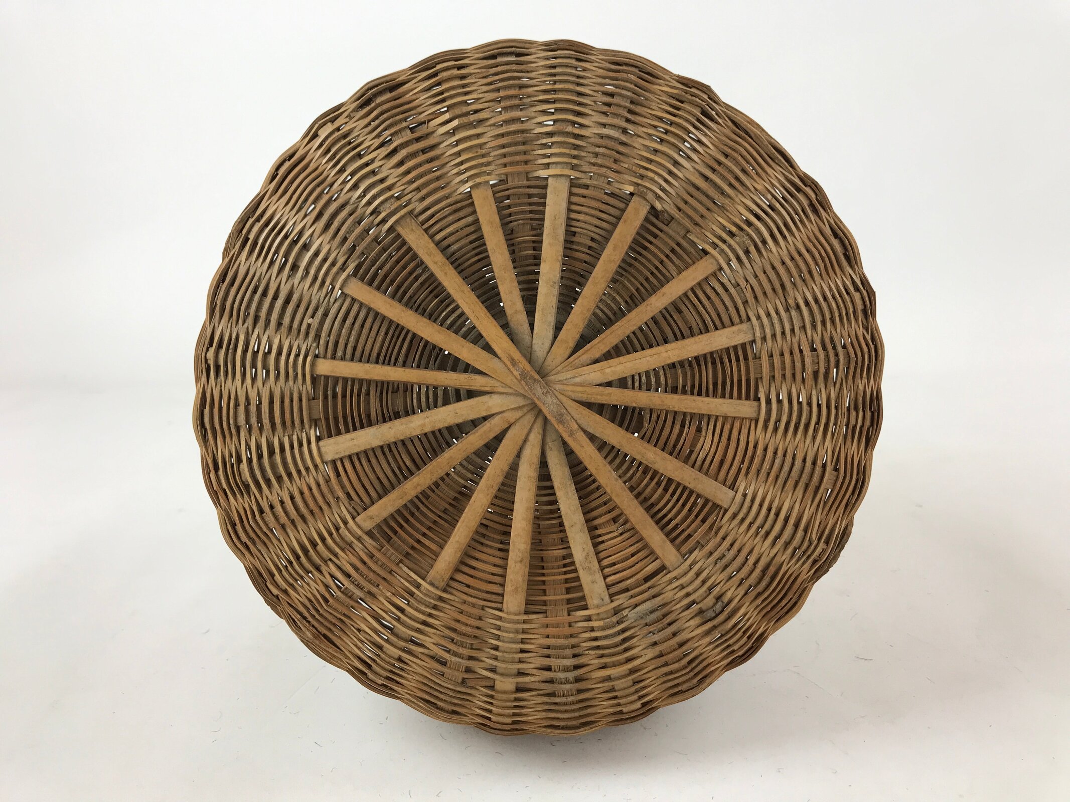 Japanese Handwoven Bamboo Fishing Basket Vtg Kago Tsurikago Brown Lid B229