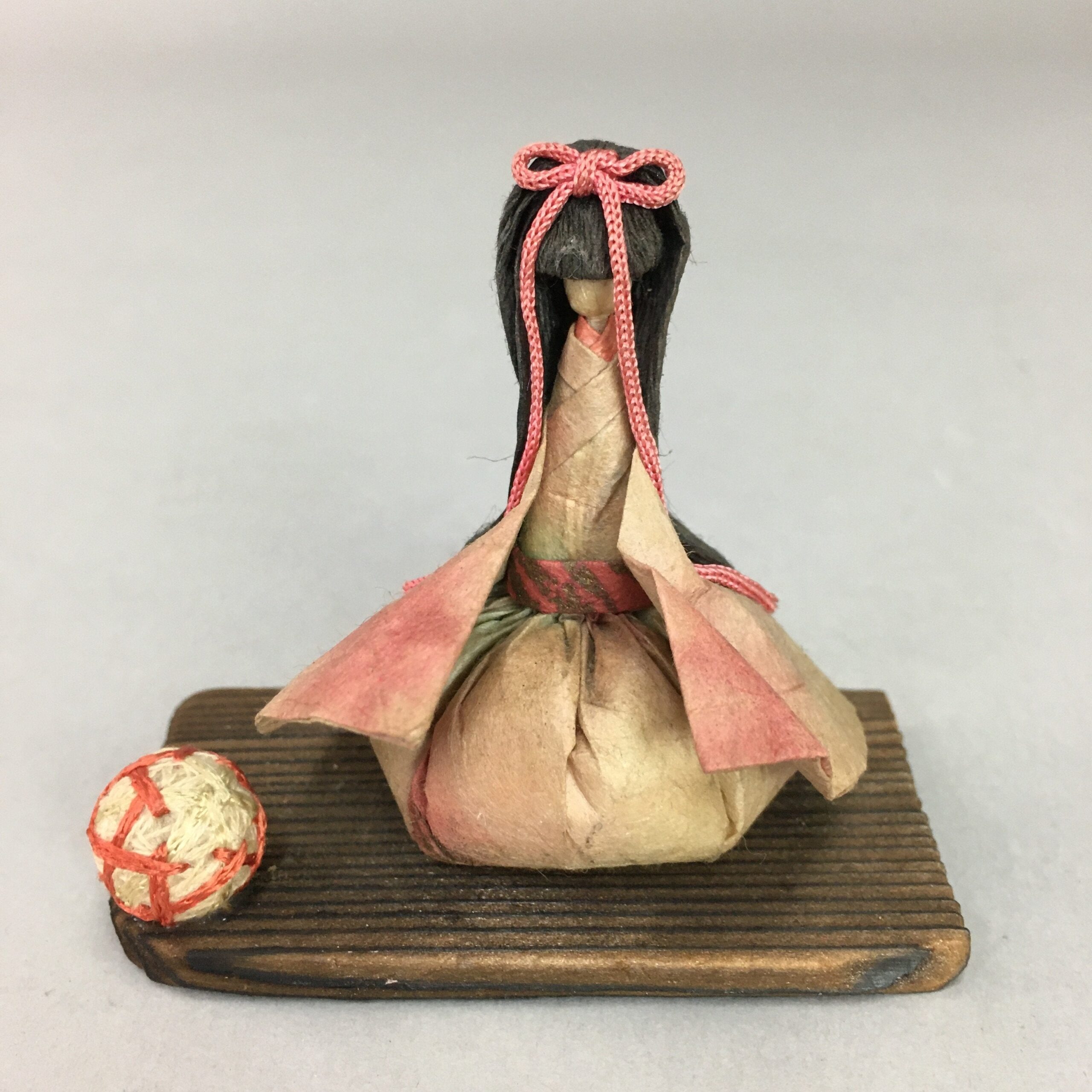 Japanese Kokeshi Doll Paper Figurine Vtg Kimono Girl Hand Ball Pink KF343