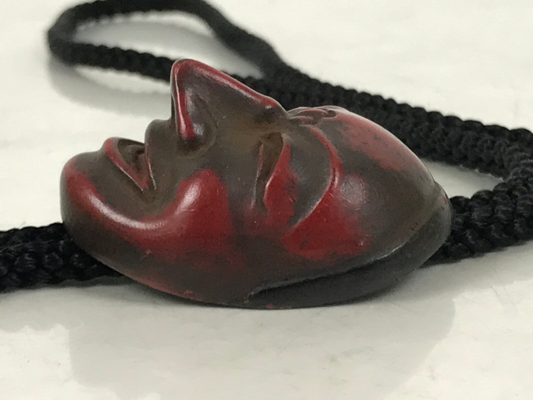Japanese Noh Mask Western Bolo Tie Vtg Netsuke Slide Metal Tips Red Black JK886