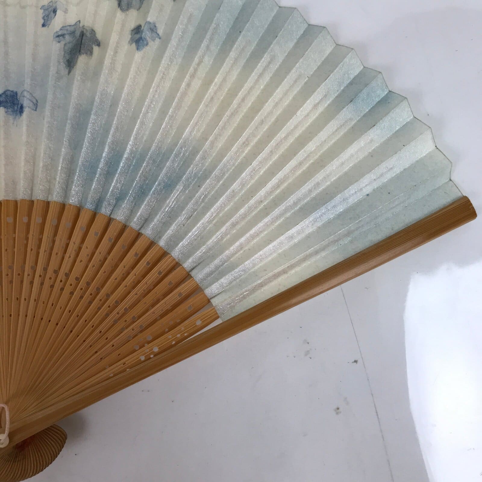 Japanese Paper Folding Fan Sensu Vtg Bamboo Frame Blue White Leaves 4D857