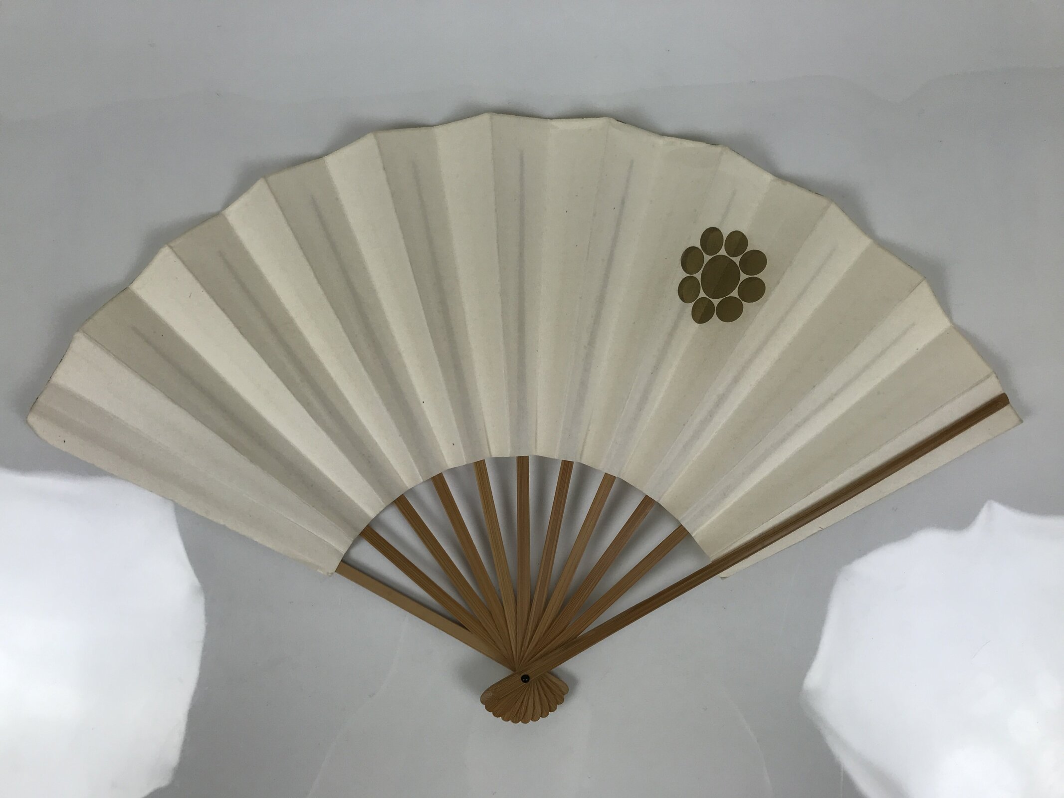 Japanese Paper Folding Fan Sensu Vtg Bamboo Frame White Gold Kamon Crest 5D18
