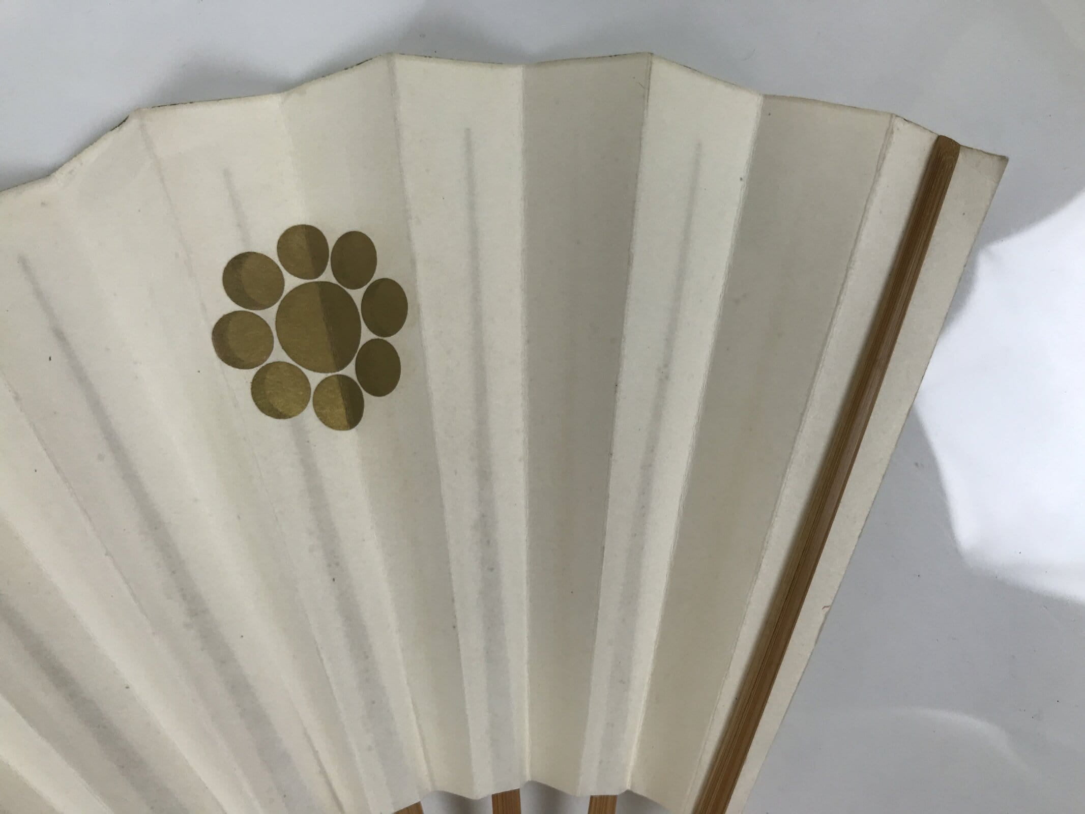 Japanese Paper Folding Fan Sensu Vtg Bamboo Frame White Gold Kamon Crest 5D18