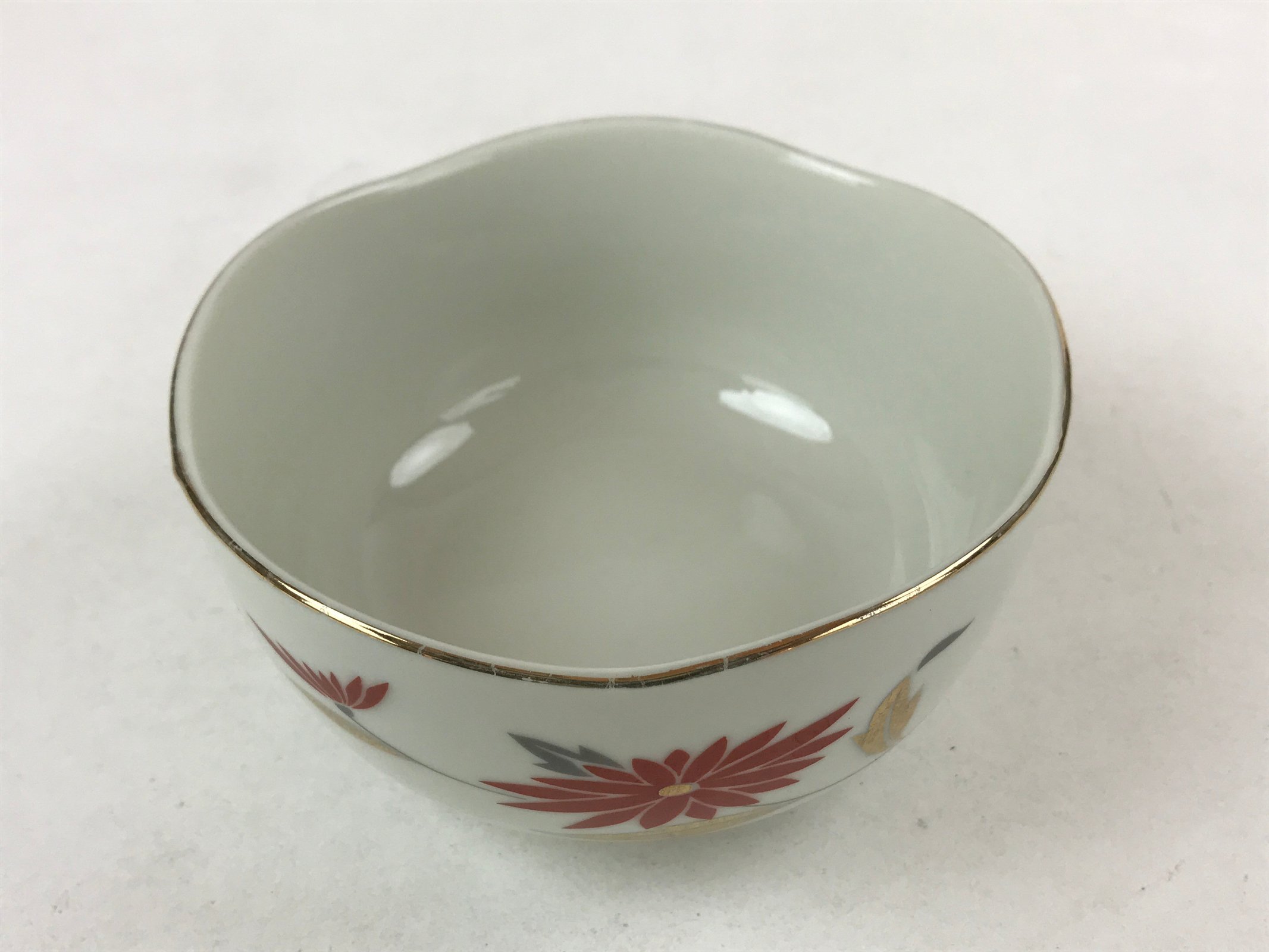 Japanese Porcelain Bowl Vtg Wavy Edge Chrysanthemum Floral White Red Gold PY594