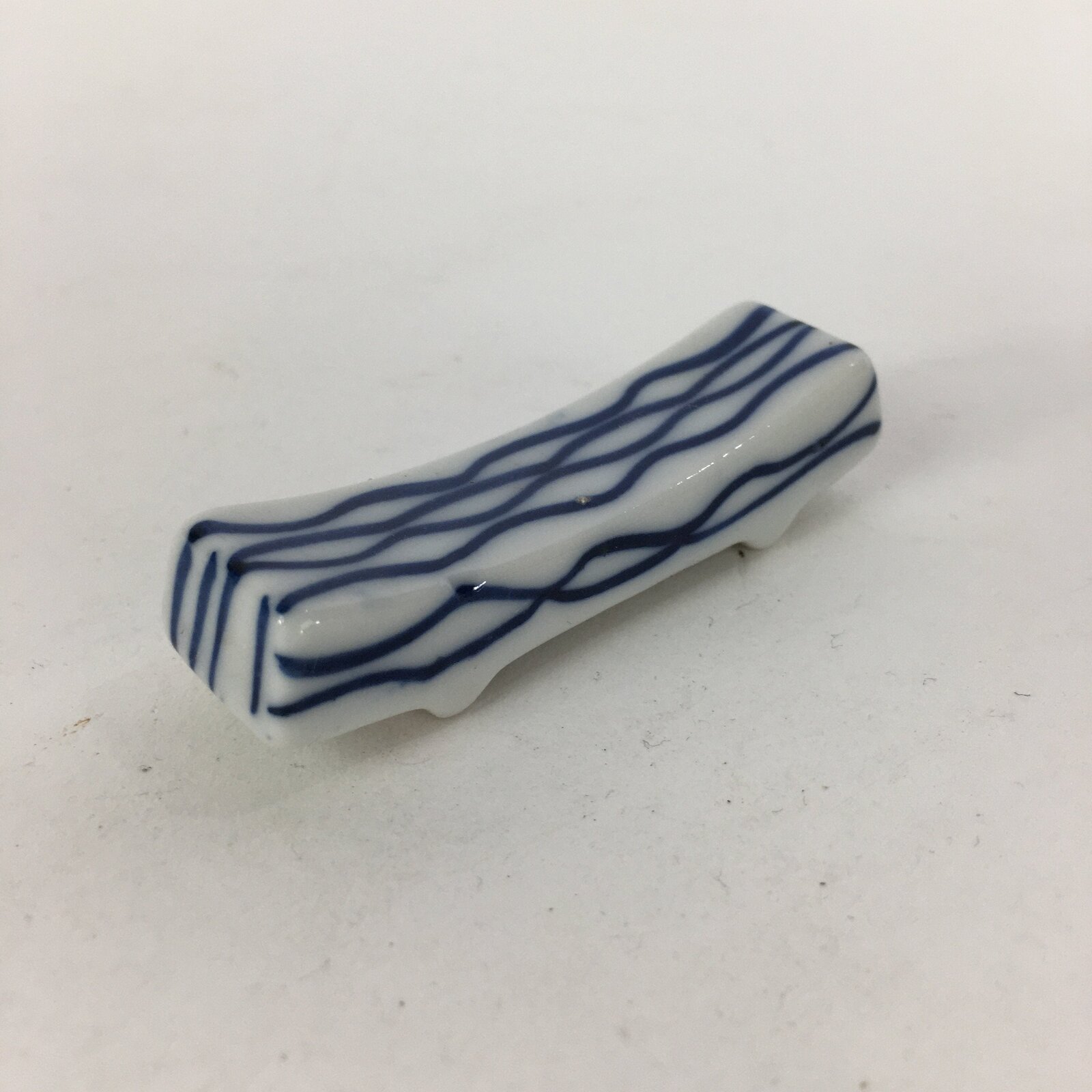 Japanese Porcelain Chopstick Rest Holder Vtg Blue Sometsuke Lines Hashioki CR248