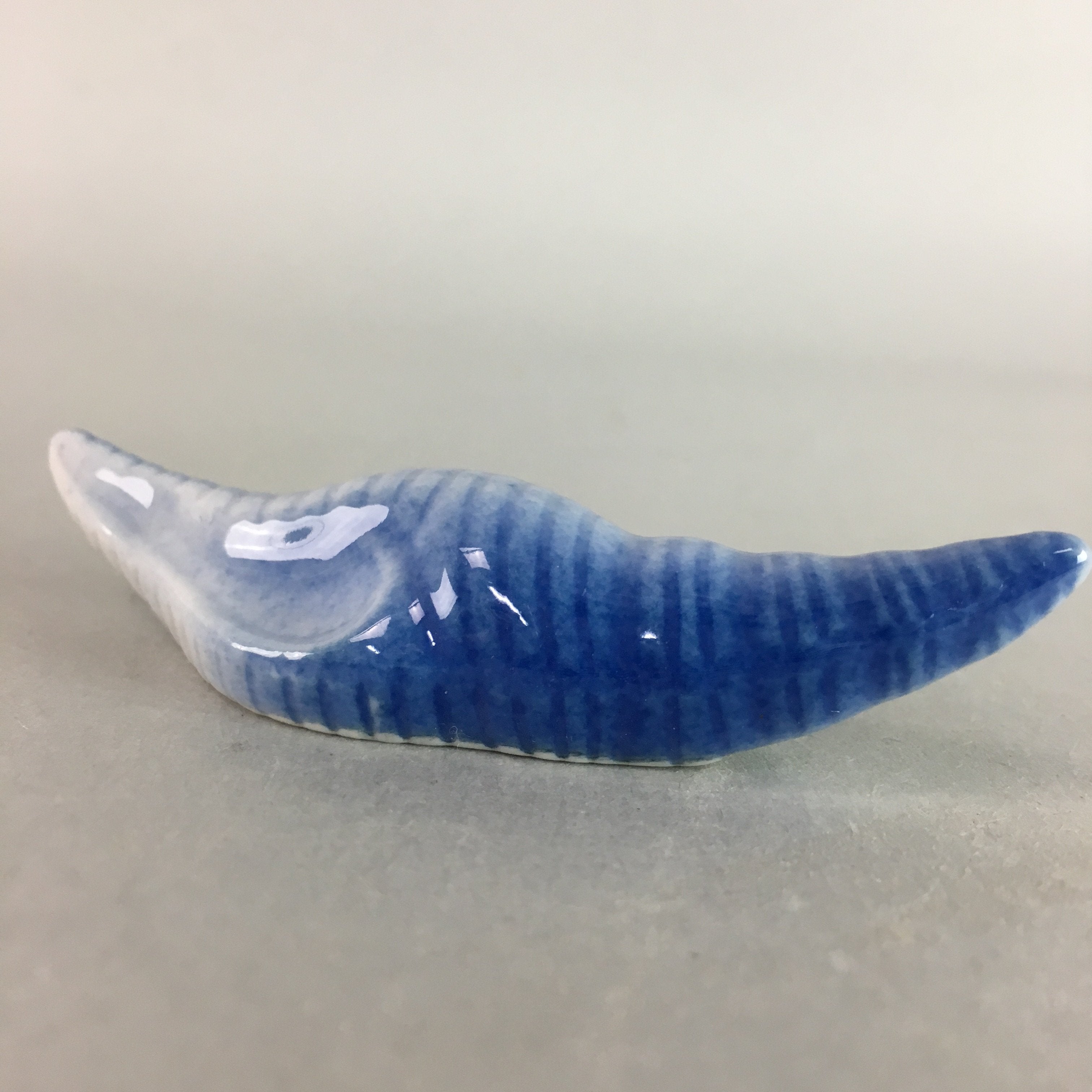 Japanese Porcelain Chopstick Rest Holder Vtg Hashioki Shell CR154