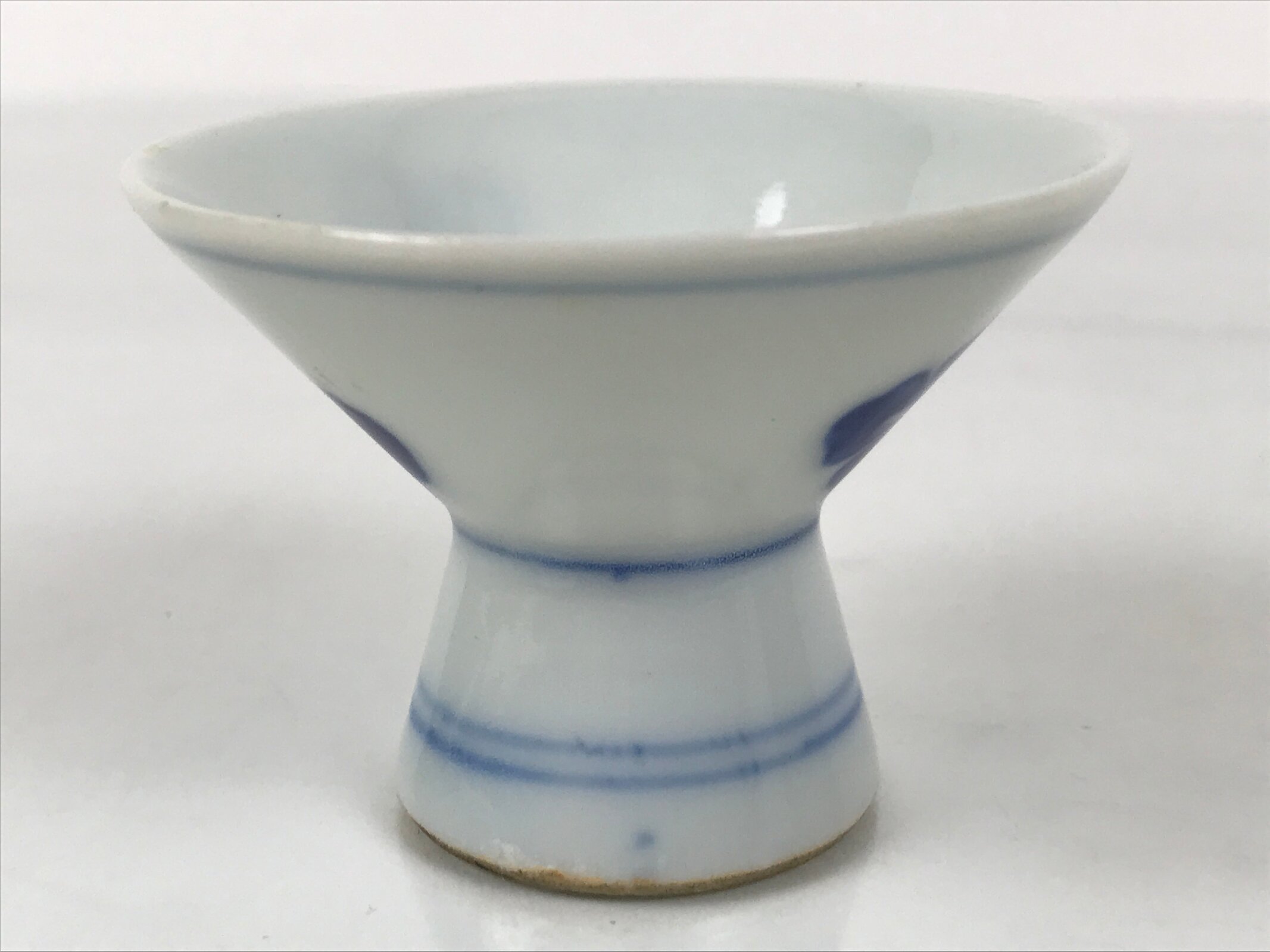 Japanese Porcelain Sake Cup Vtg Wan Ochoko Guinomi White Blue Hanabishi G312