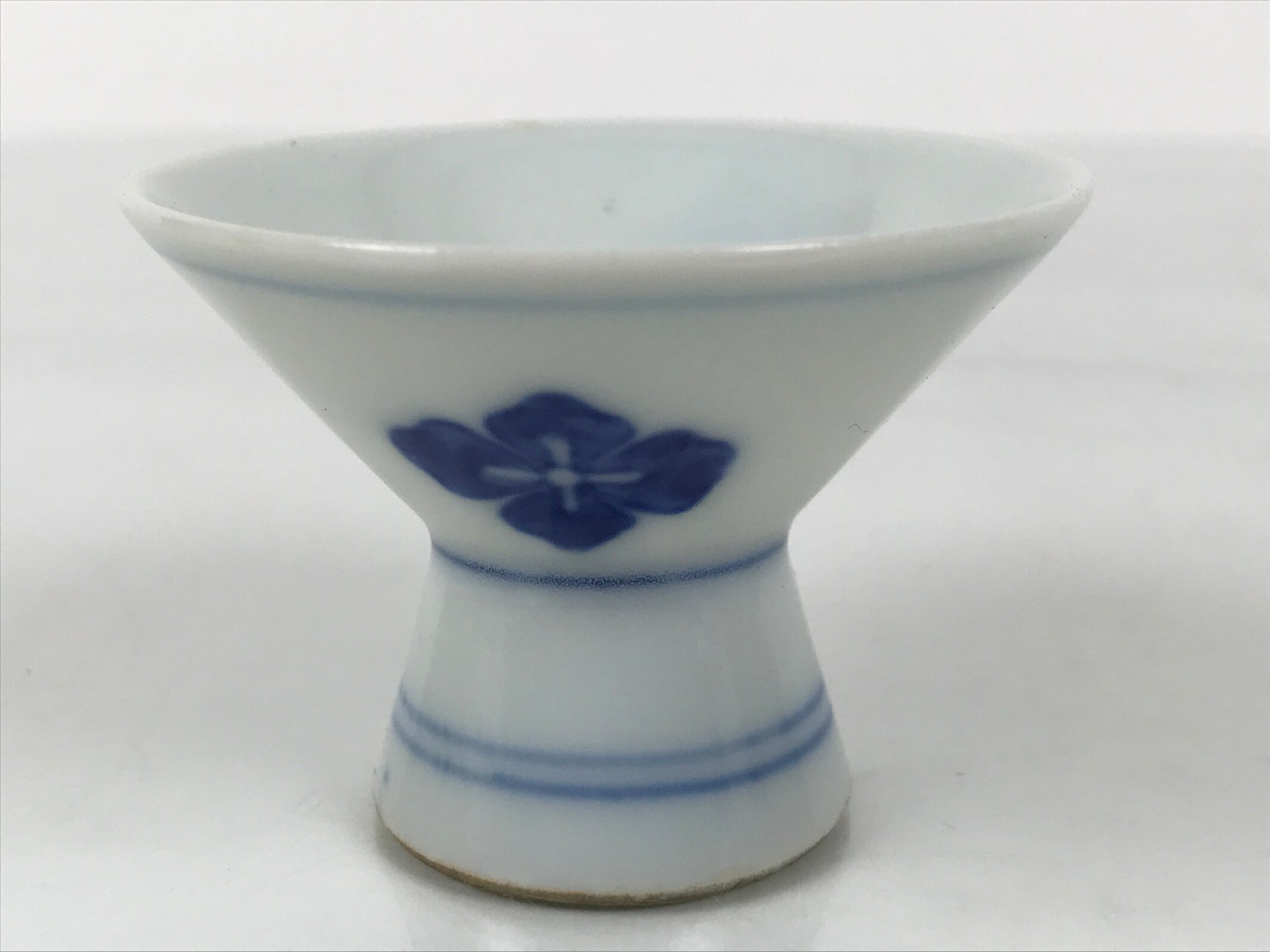 Japanese Porcelain Sake Cup Vtg Wan Ochoko Guinomi White Blue Hanabishi G312