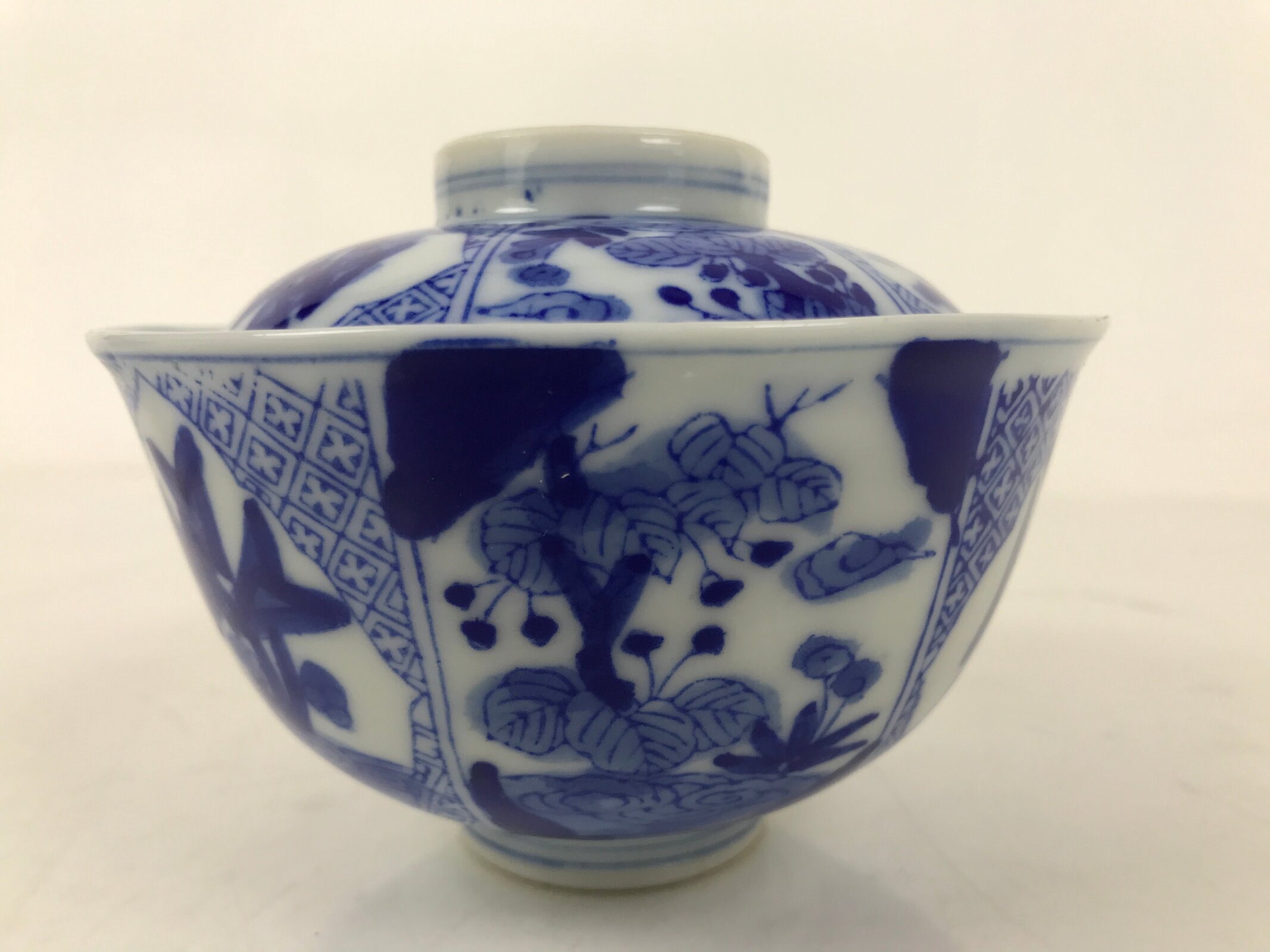Japanese Porcelain Sometsuke Lidded Bowl Owan Vtg Pottery White Blue Floral Y305