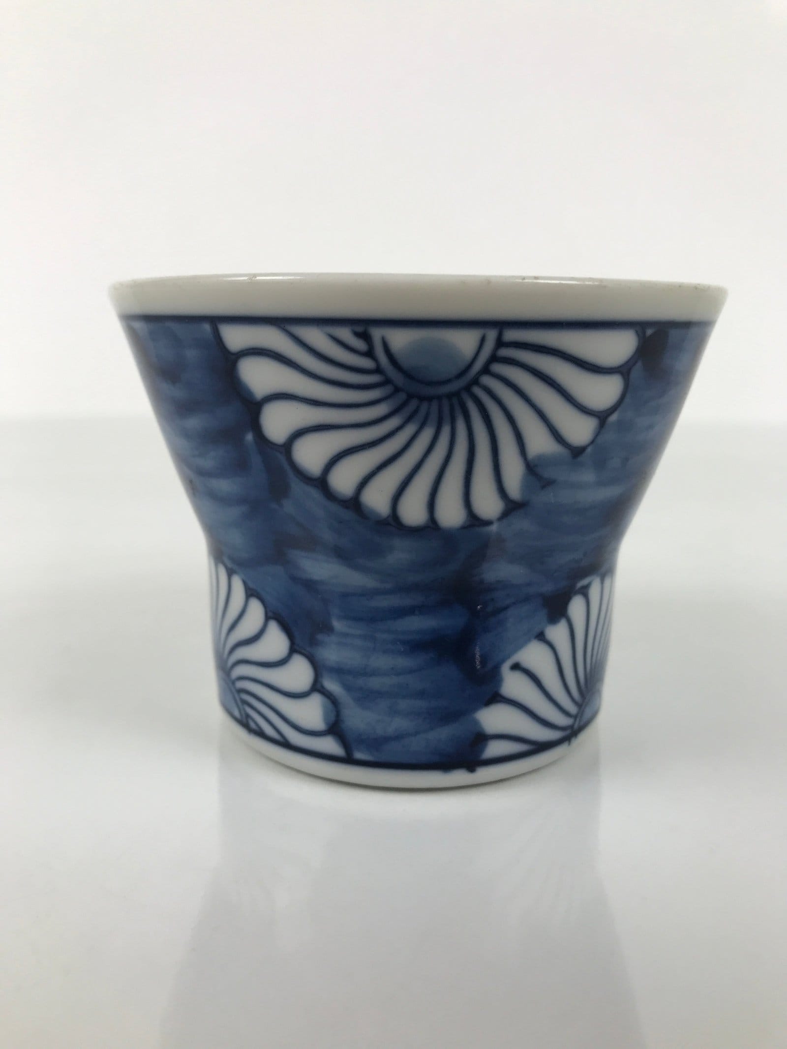 Japanese Porcelain Yunomi Teacup Pottery Vtg White Blue Chrysanthemums TC609