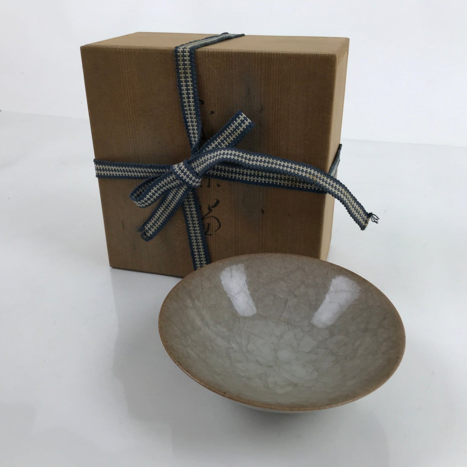 Japanese Pottery Summer Chawan Tea Bowl Vtg Crackle Glaze Gray W/ Box PX734