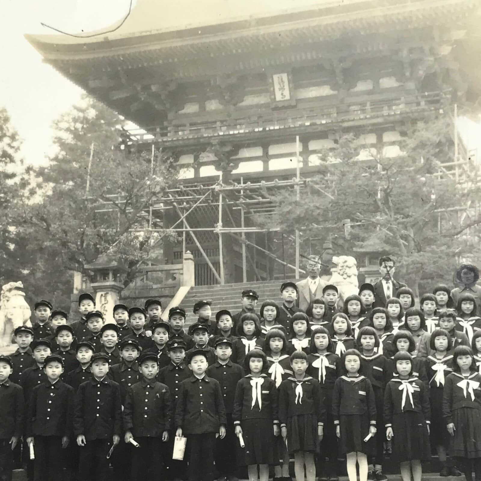 Japanese Showa School Trip Photograph Student Kiyomizu Temple Black White PH158