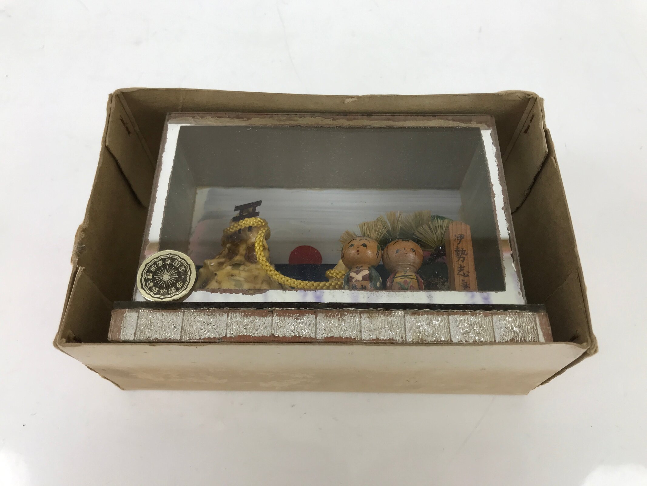 Japanese Wooden Figurine Ise Meotoiwa Souvenir Sunrise Glass Case Display ST19