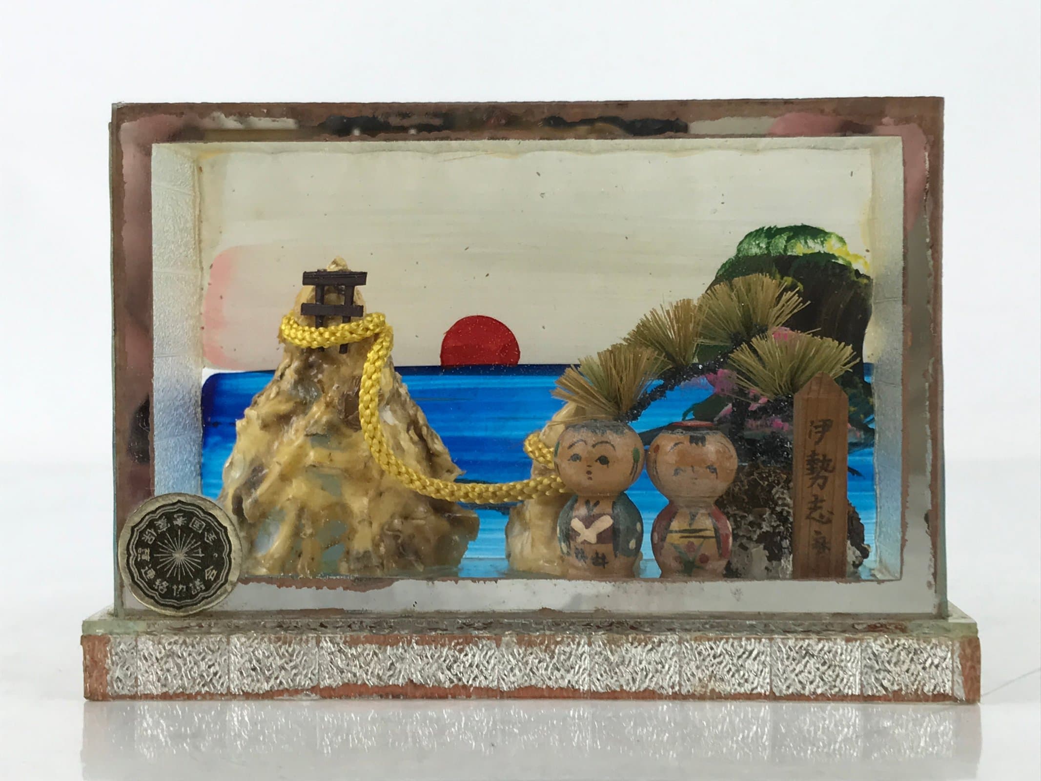 Japanese Wooden Figurine Ise Meotoiwa Souvenir Sunrise Glass Case Display ST19