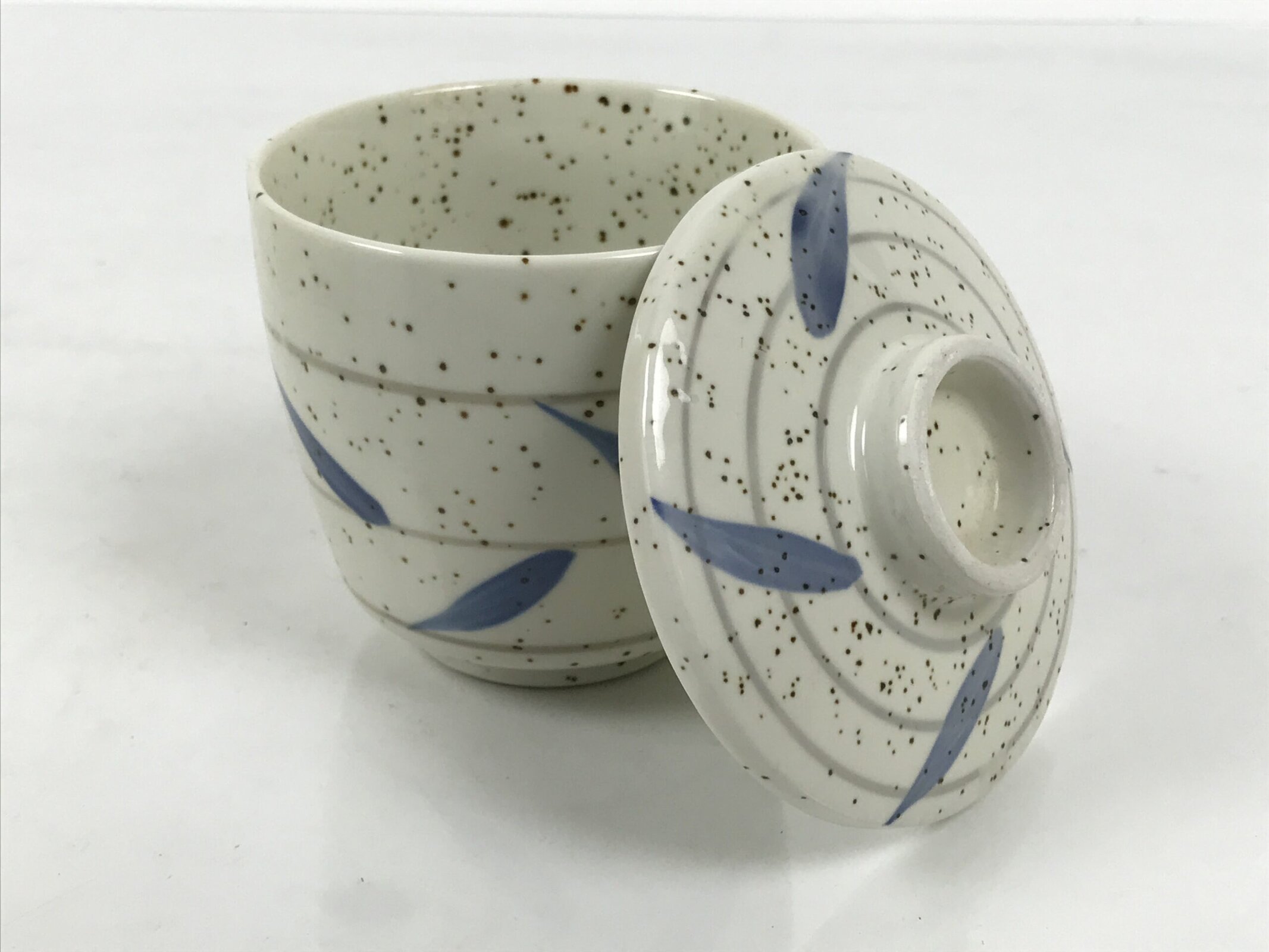 Japanese Ceramic Lidded Bowl Mushiwan Cup Pottery White Blue Bamboo Leaves Y546
