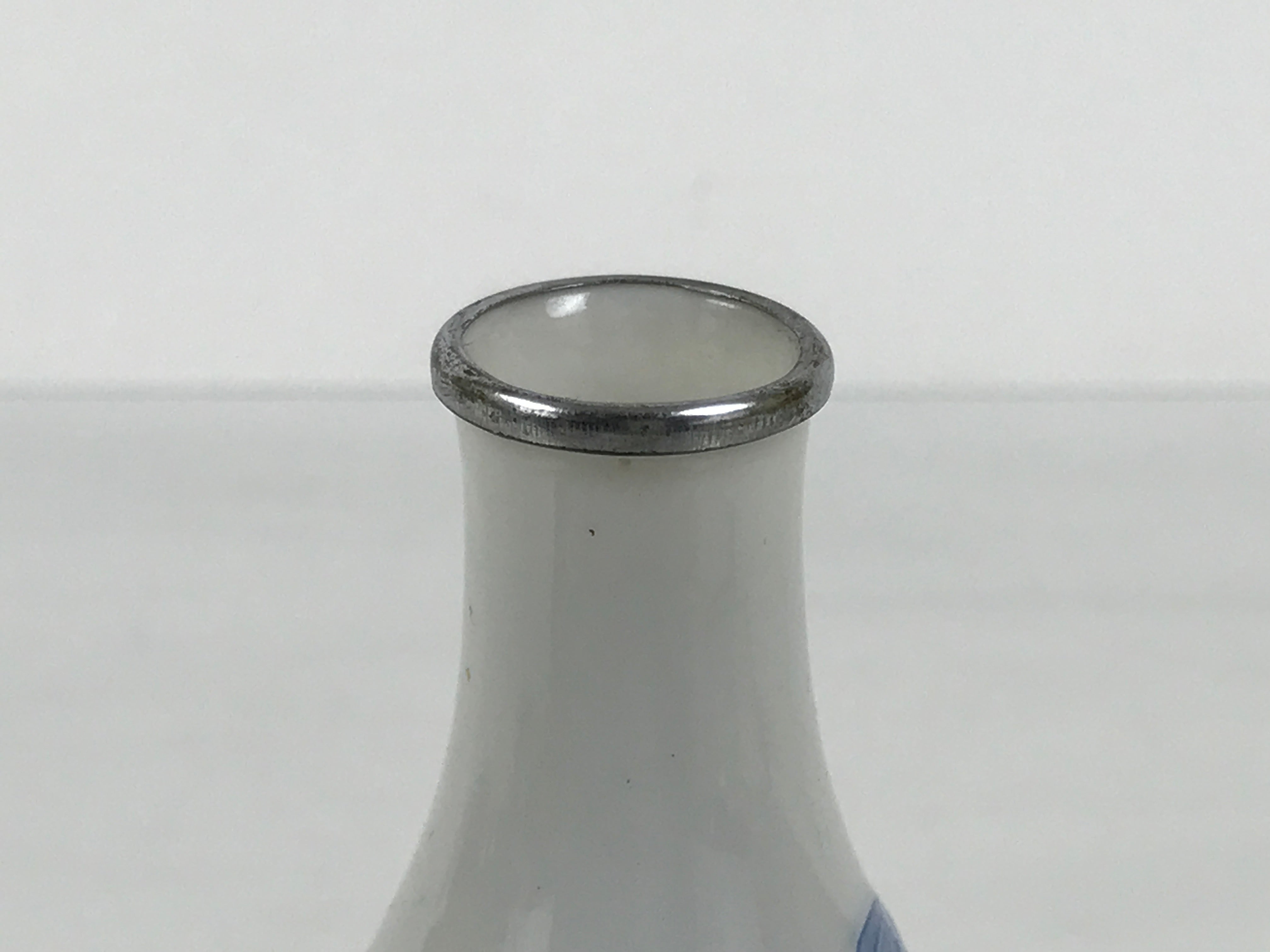 Japanese Porcelain Sake Bottle Tokkuri White Blue Water Strider Whirlpool TS924